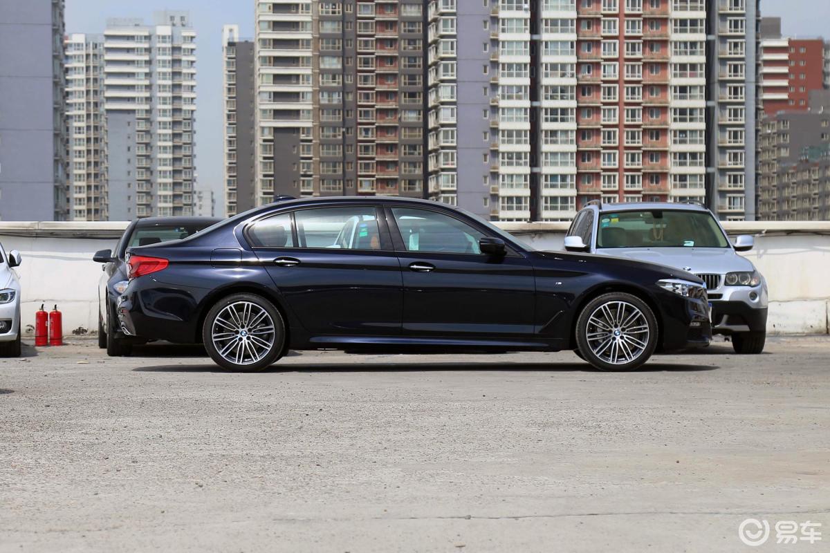 【宝马5系2018款530li 领先版 m运动套装正侧车头向右水平汽车图片