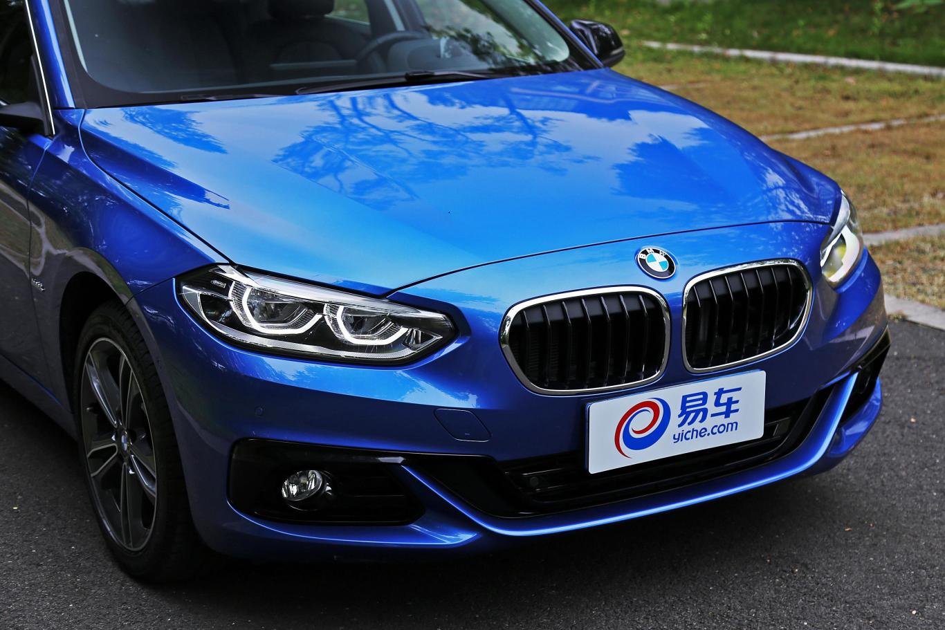 宝马1系118i 设计套装版前格栅侧俯拍