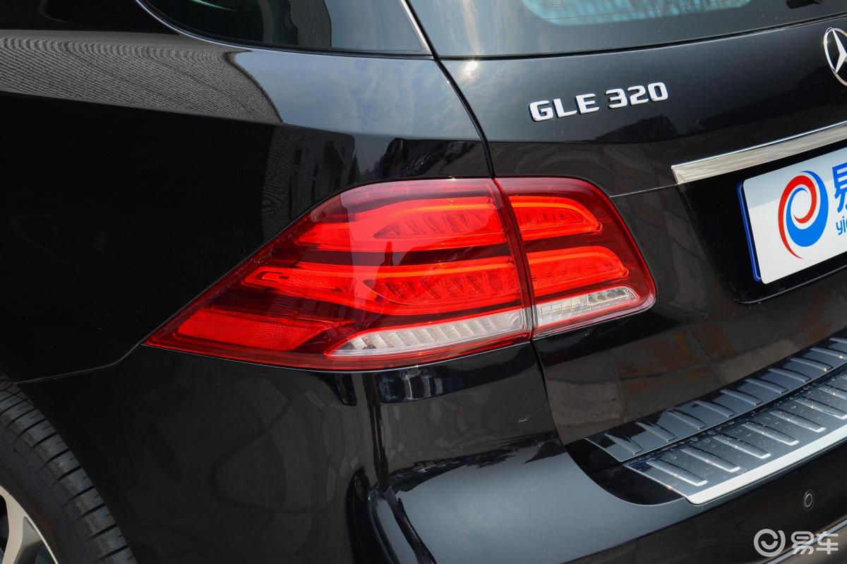【奔驰gle2017款gle 320 4matic 豪华版尾灯侧45度俯拍汽车图片-汽车