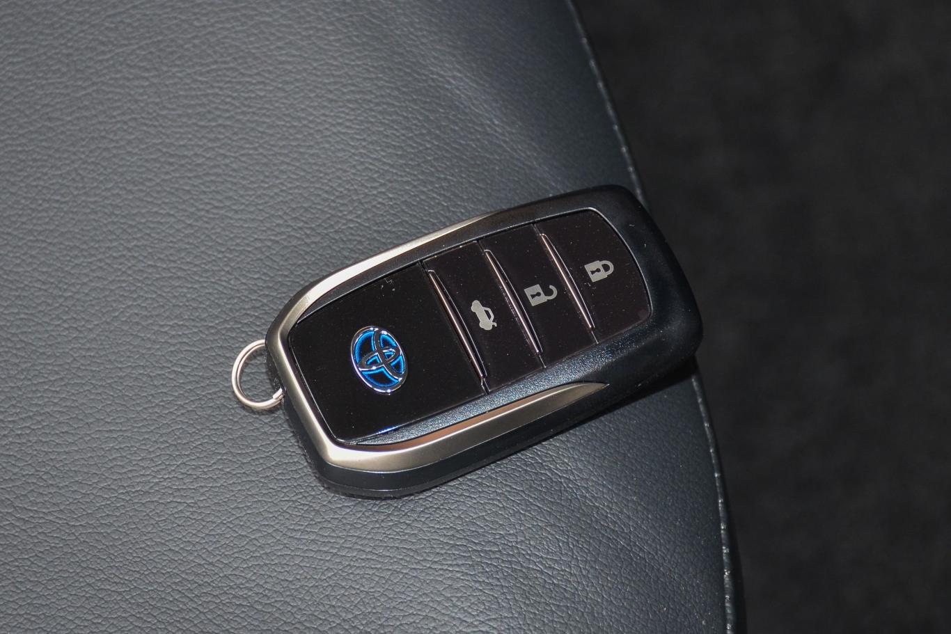 卡罗拉改款 双擎 1.8l e-cvt 精英版钥匙正面