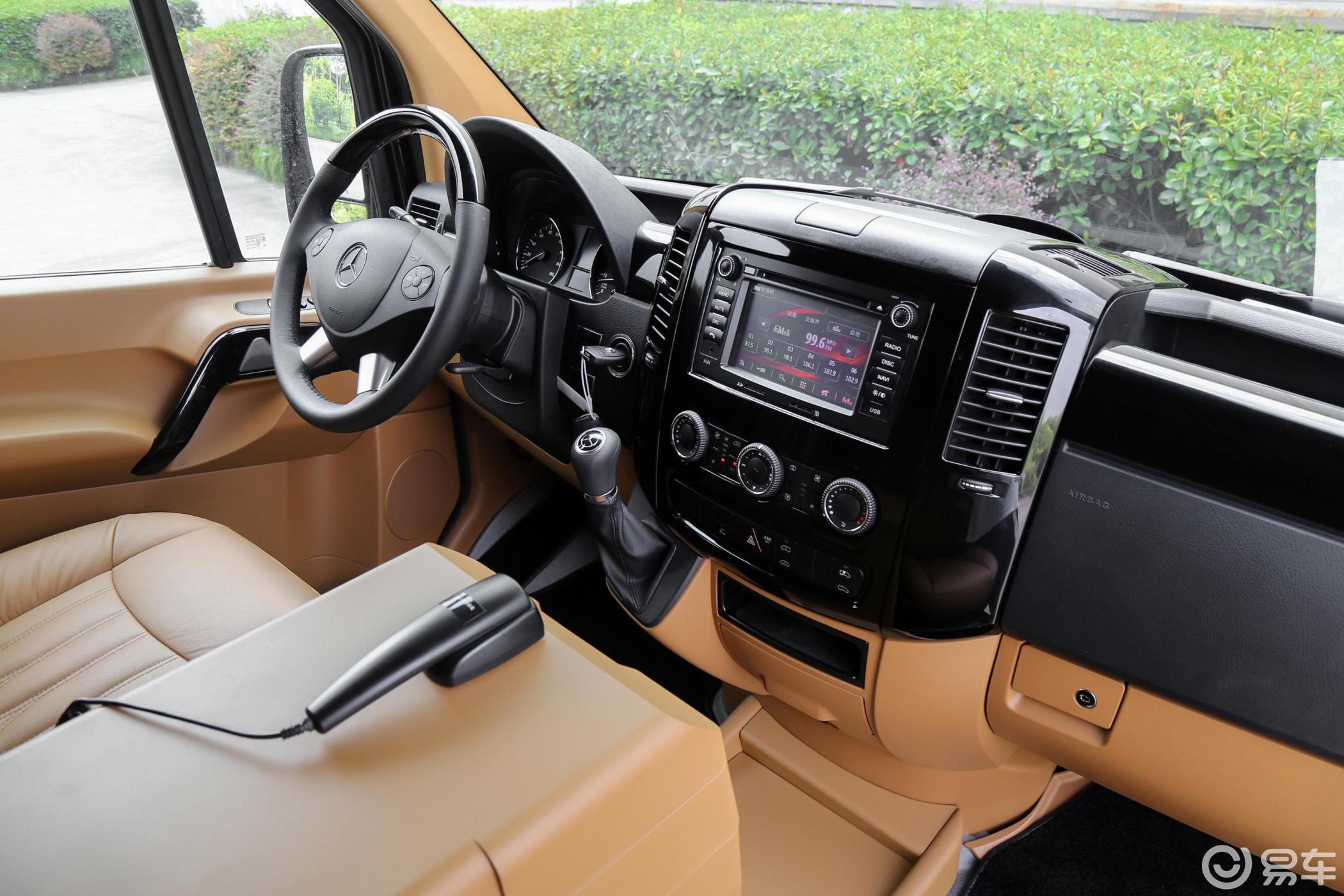 【凌特c102017款c10商旅尊贵型a 款内饰全景副驾驶员方向汽车图片