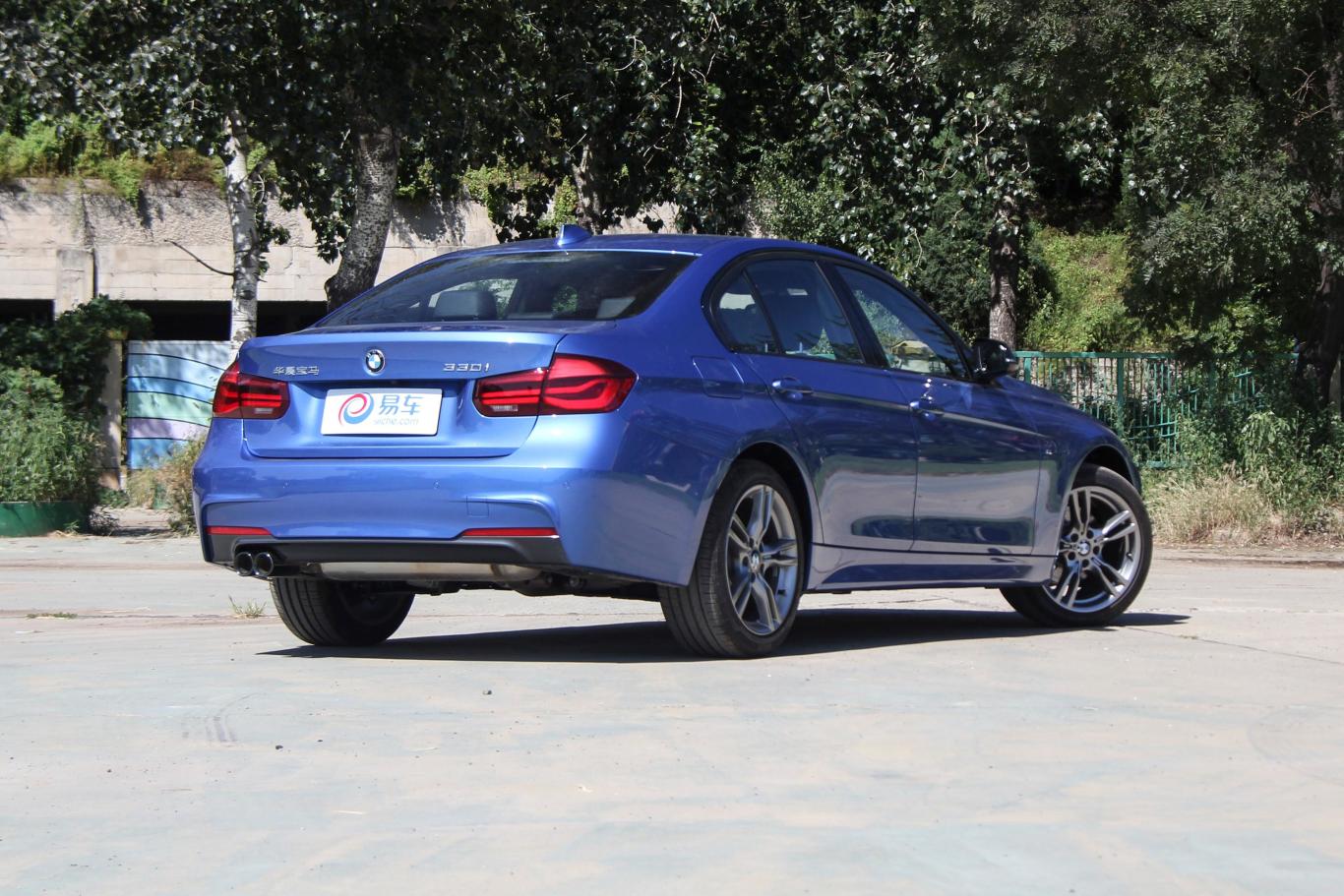 宝马3系330i m运动曜夜版侧后45度车头向右水平