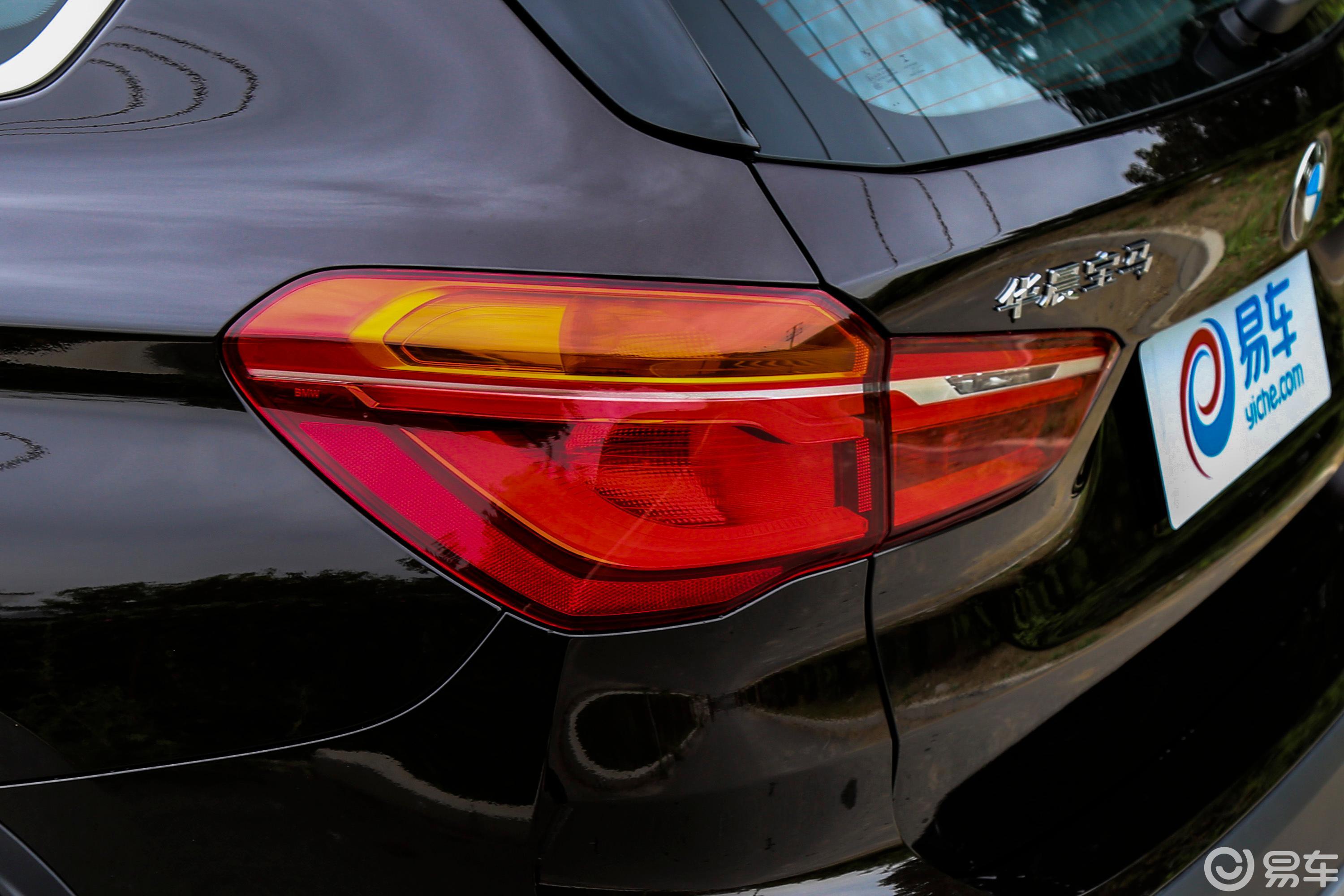 【宝马x12018款xdrive20li 尊享版尾灯侧45度俯拍汽车图片-汽车图片