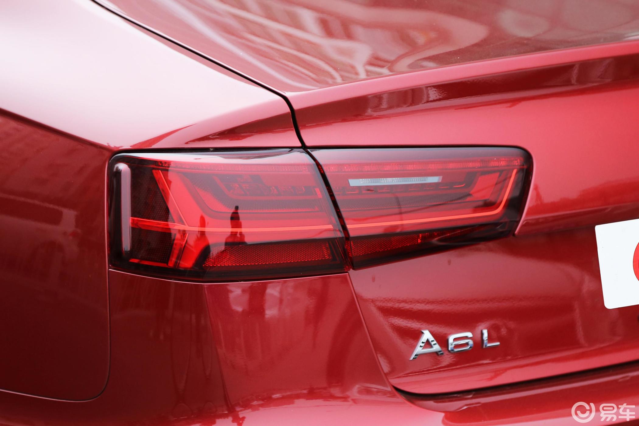 【奥迪a6l2018款30周年纪念版 35 tfsi 运动版尾灯侧45度俯拍汽车图片