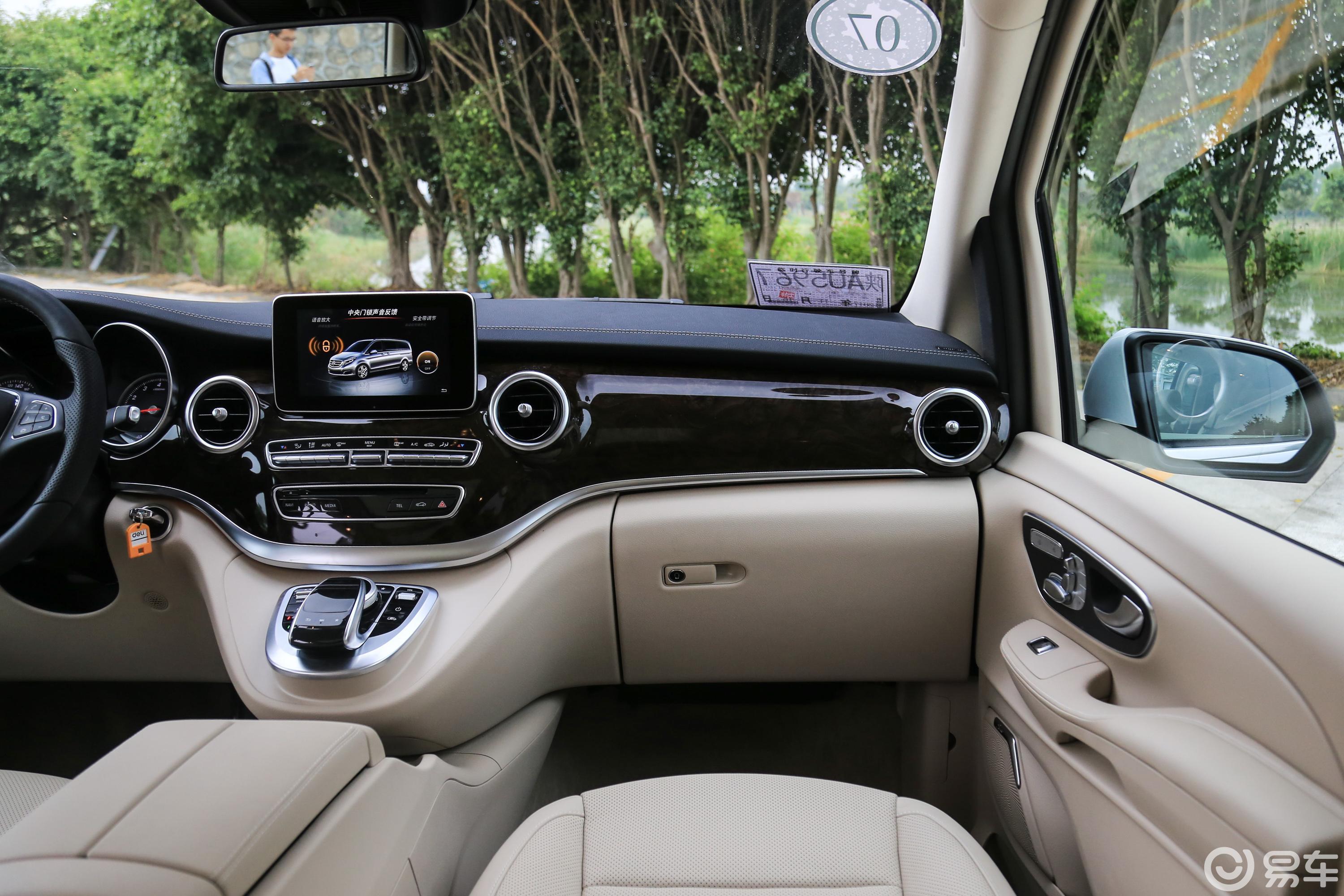 【奔驰v级2017款v 260 尊贵版副驾驶位区域汽车图片-汽车图片大全】