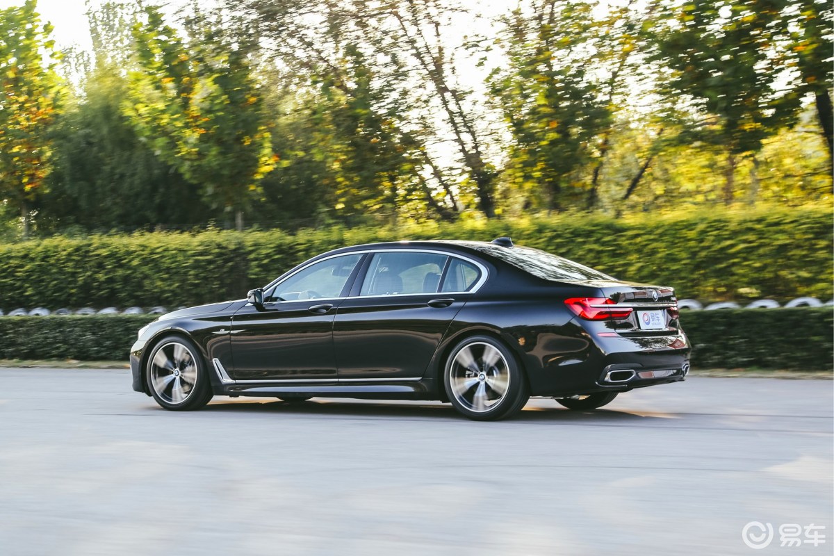 【宝马7系2018款740li xdrive 尊享版 卓越套装侧前45度车头向右水平
