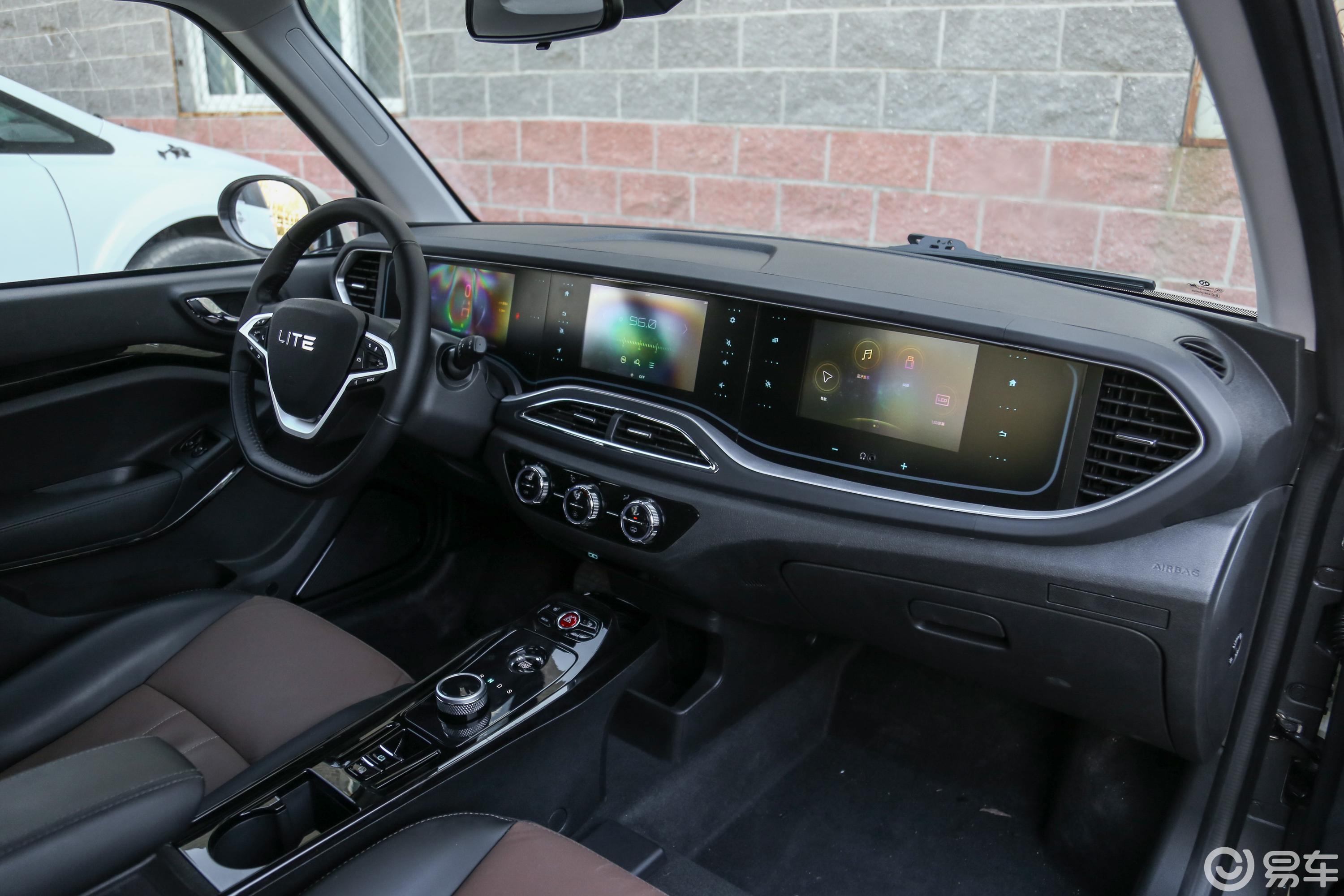 【lite2017款引力版内饰全景副驾驶员方向汽车图片-汽车图片大全】