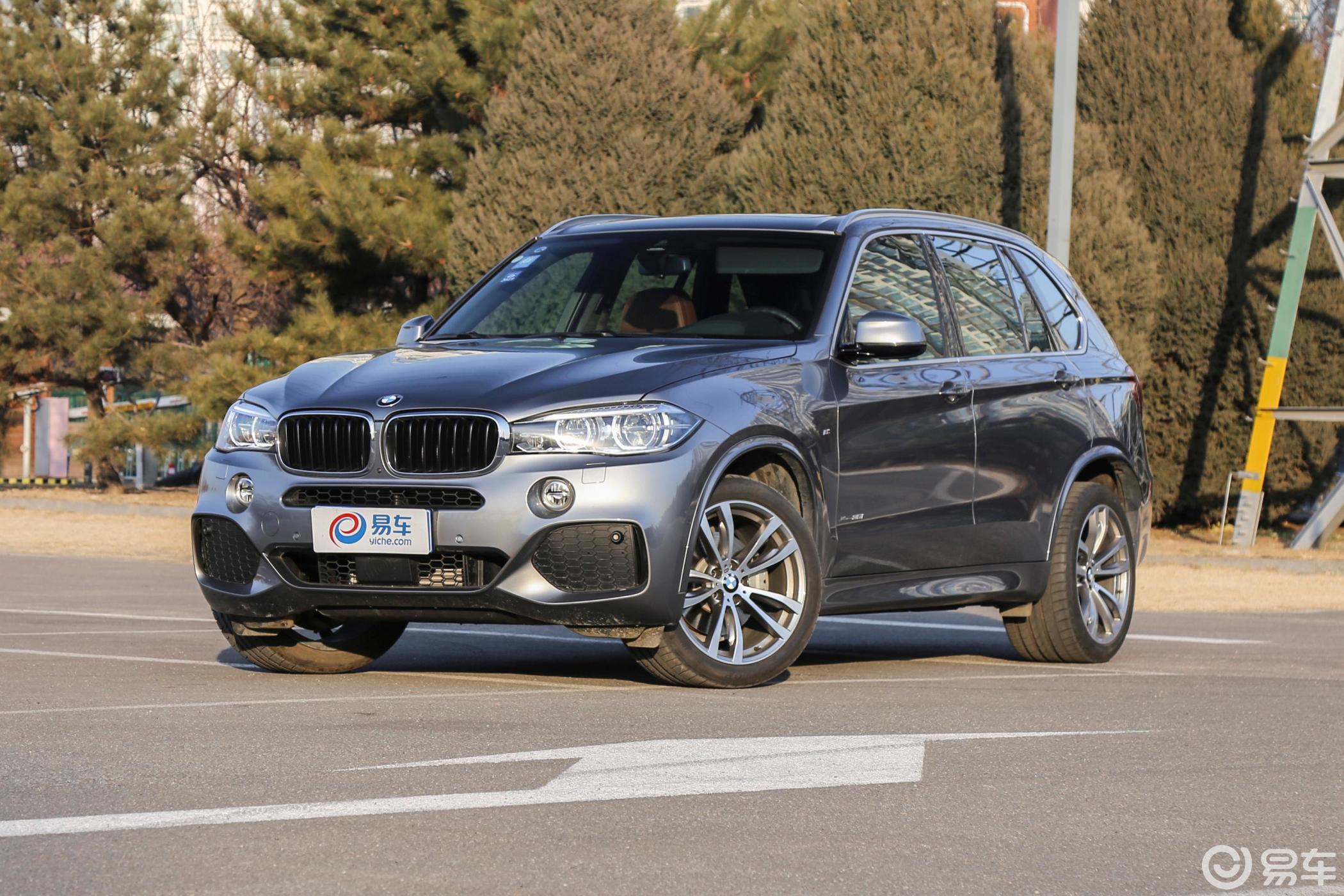 【宝马x52017款xdrive35i m运动豪华版侧前45度车头向左水平汽车图片