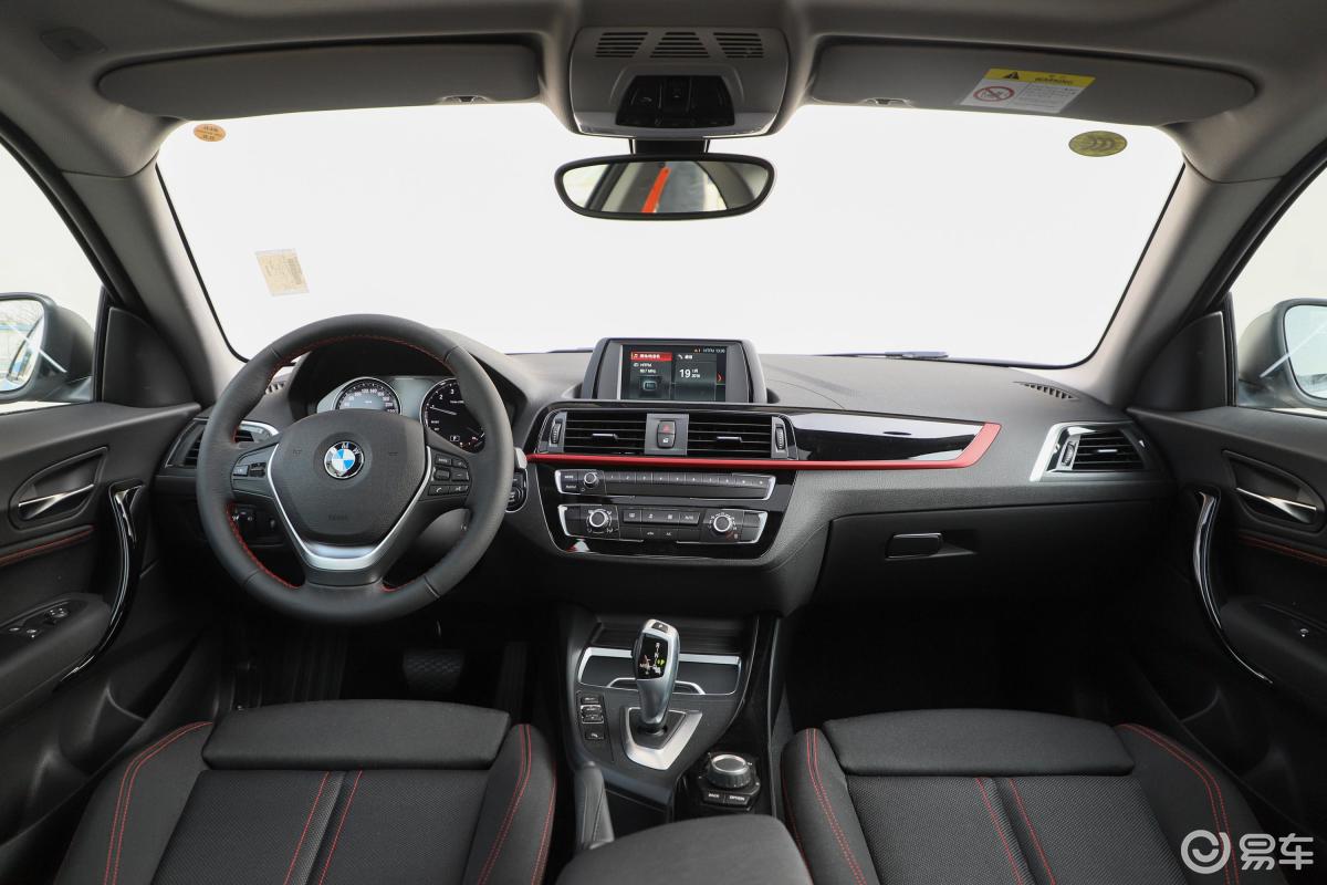 【宝马2系2018款双门轿跑车 220i 运动设计套装内饰全景正拍汽车图片