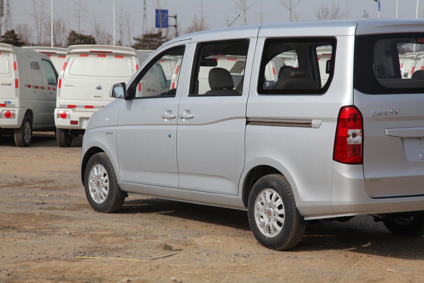 五菱荣光v1.5l 手动 标准版外观