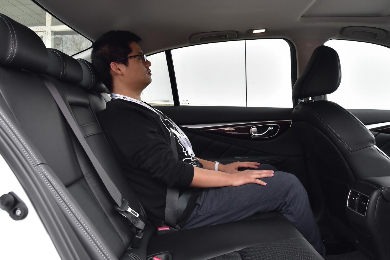 英菲尼迪q50l2.0t 豪华运动版 国v后排空间体验