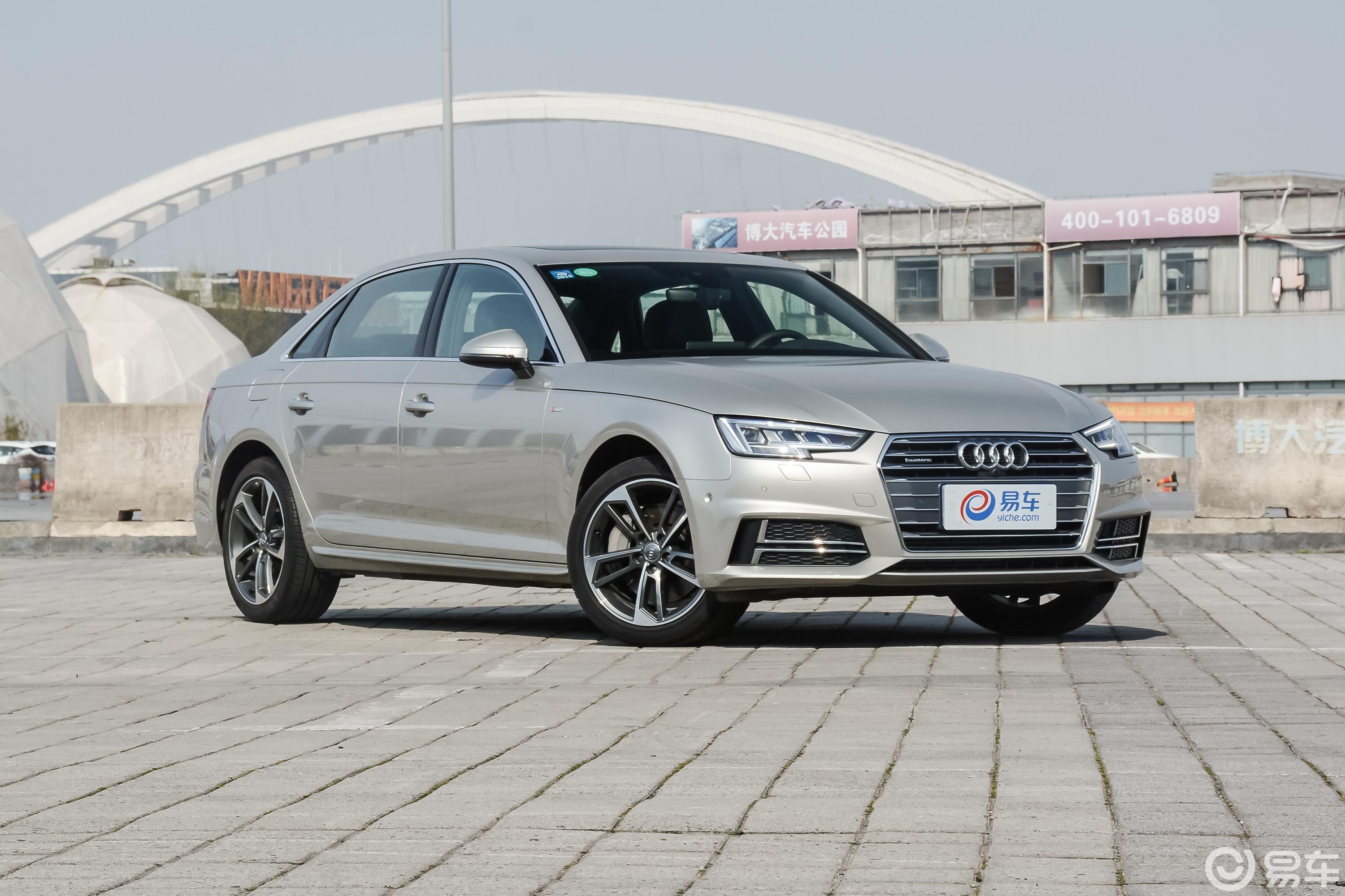 【奥迪a4l2018款30周年版 45 tfsi quattro运动版侧前45度车头向右