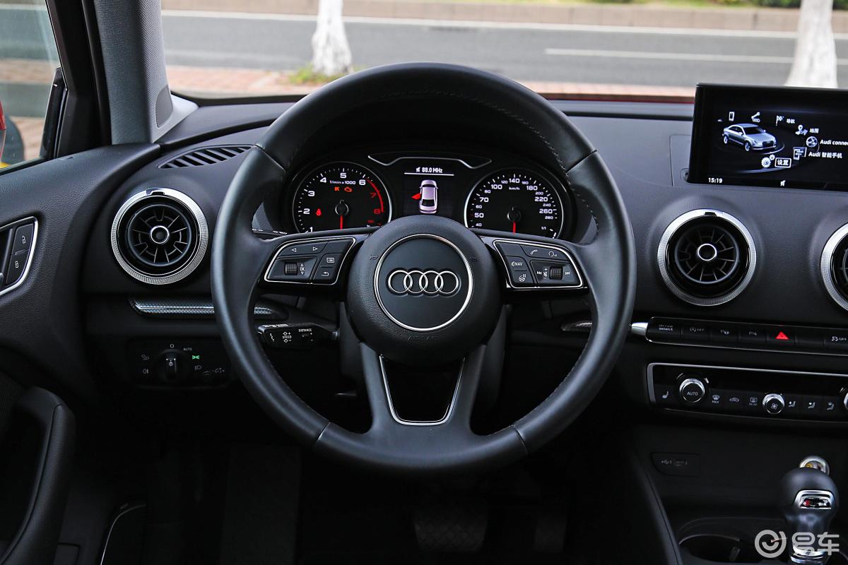 【奥迪a32018款30周年纪念版 limousine 40tfsi 风尚版内饰全景正拍