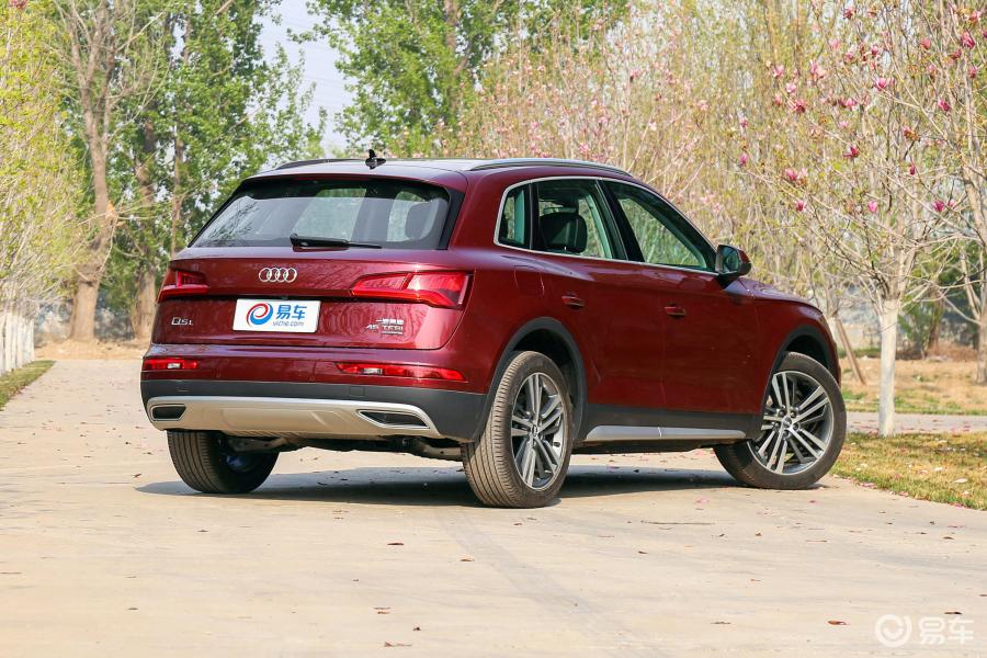 【奥迪q5l2018款45 tfsi sport plus侧后45度车头向右水平汽车图片
