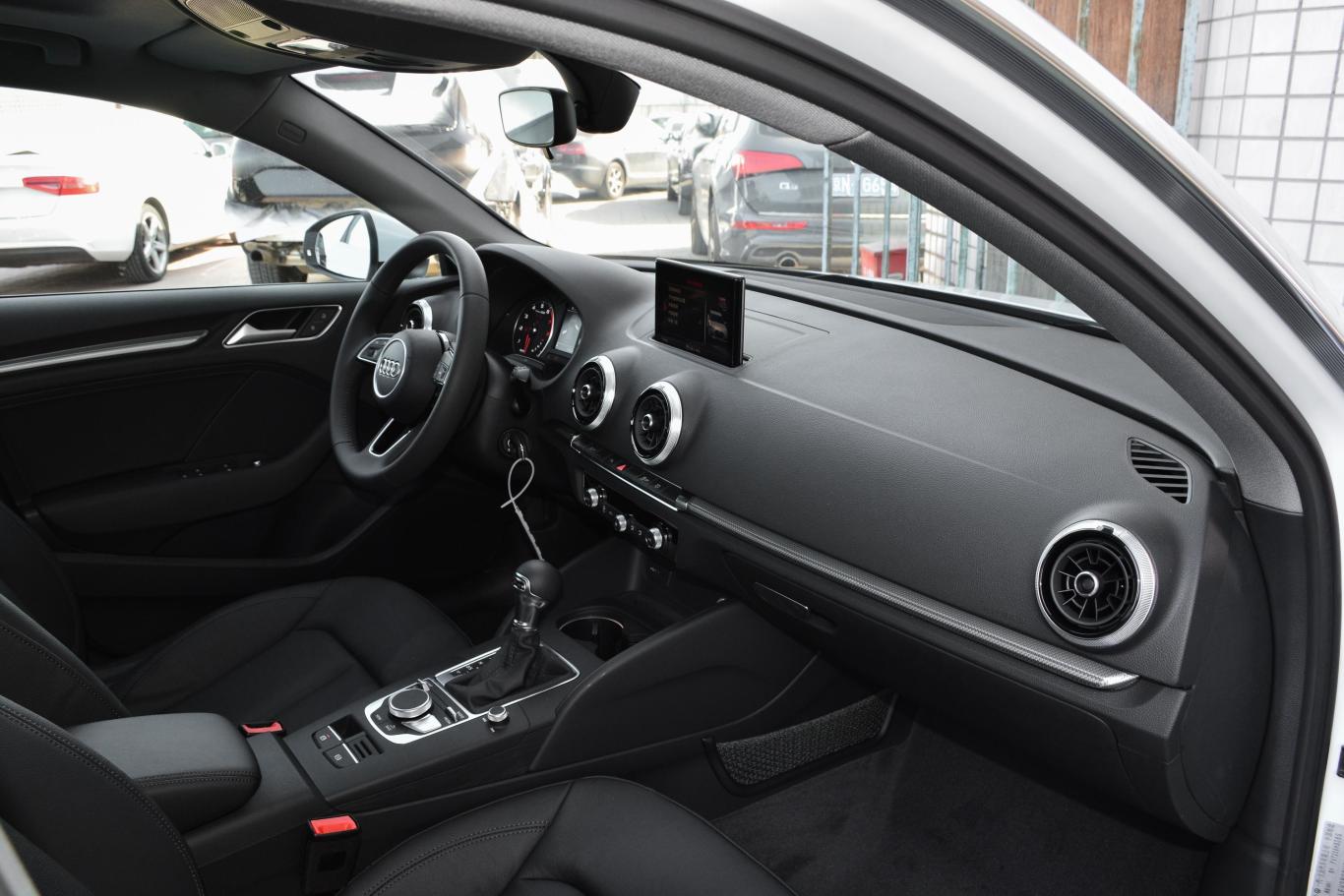 【奥迪a330周年纪念版 sportback 40tfsi 风尚版内饰全景副驾驶员方向