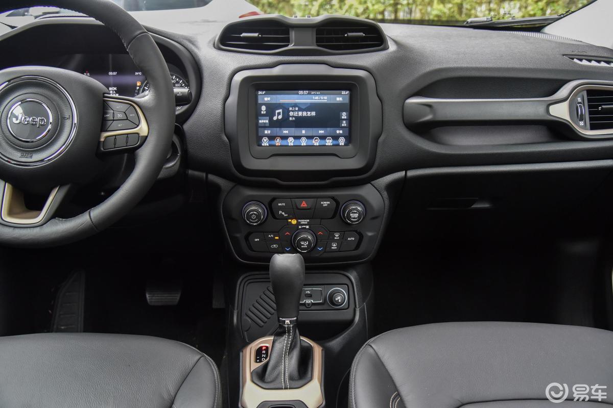 【自由侠2018款180t 双离合 智能版内饰全景正拍汽车图片-汽车图片