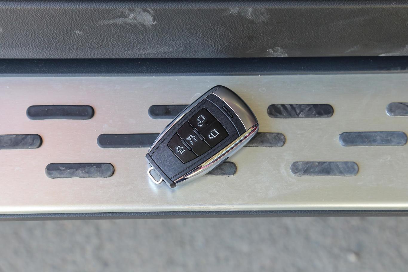 北京bj40bj40 plus 2.3t 手自一体 四驱 旗舰版 国v钥匙正面