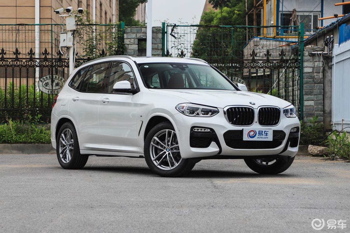 【宝马x32018款xdrive 30i 尊享版 m运动套装 国v侧前45度车头向右
