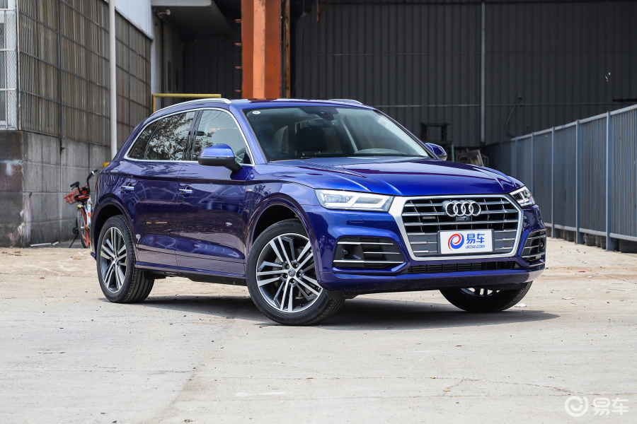 【奥迪q5l2018款45 tfsi sport plus侧前45度车头向右水平汽车图片