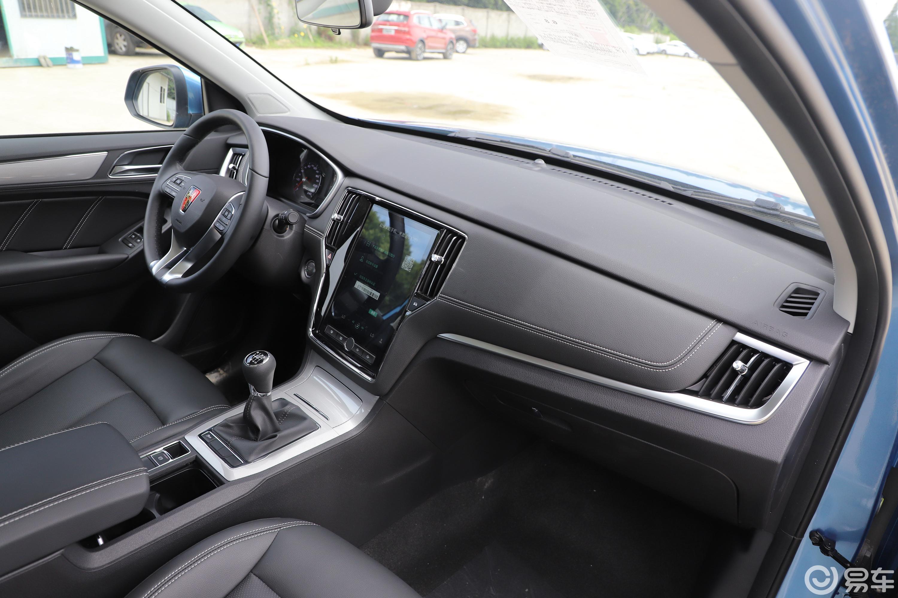 【荣威rx52018款20t 手动 两驱 互联网智惠版内饰全景副驾驶员方向