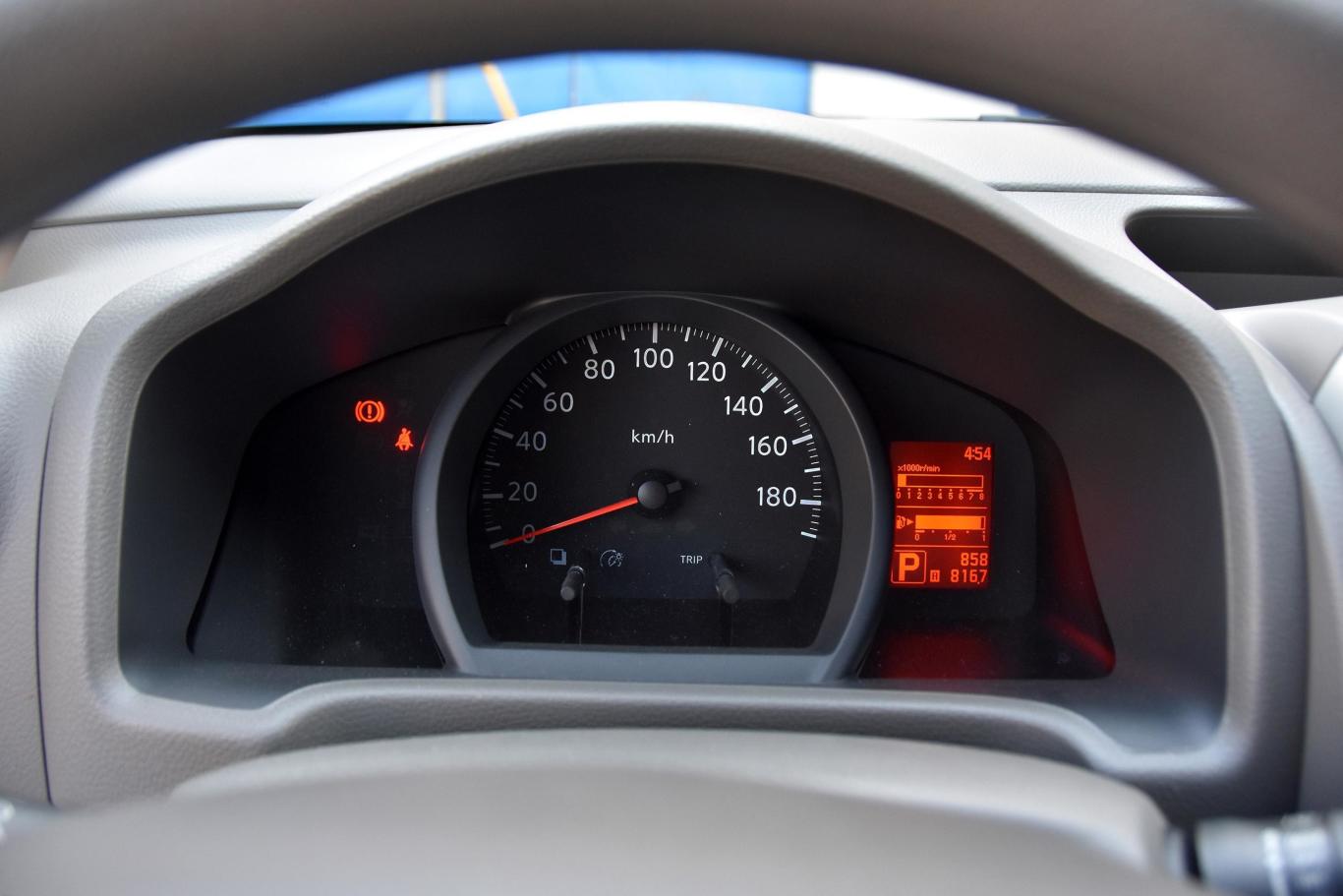 日产nv200改款 1.6l 手动 豪华版仪表盘