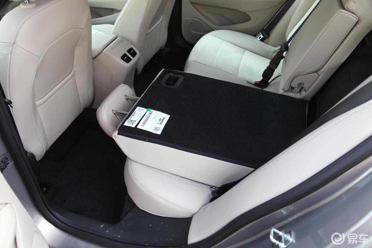 【君威2017款30h 精英版后排空间体验汽车图片-汽车图片大全】-易车