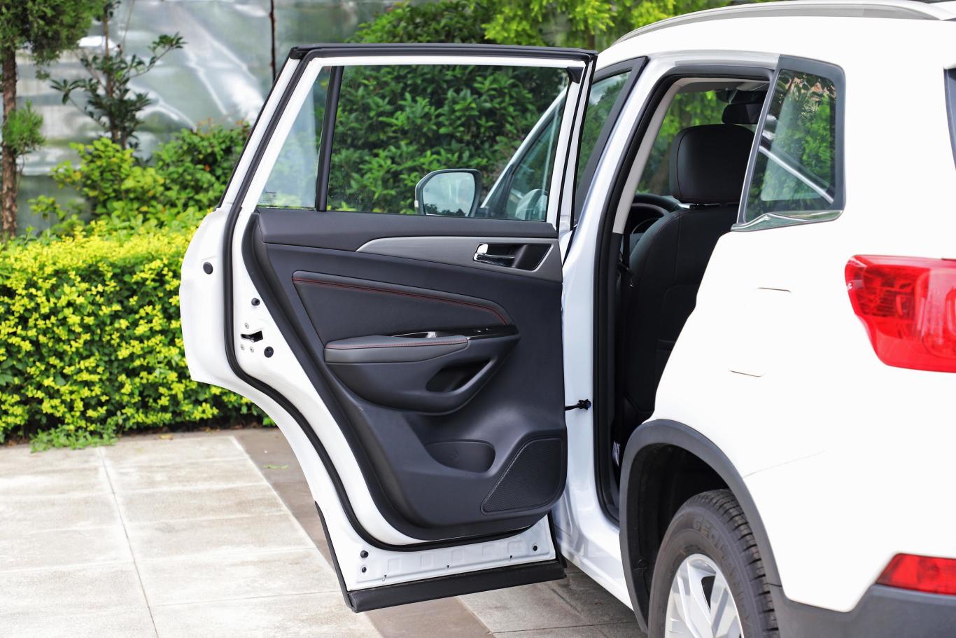 长安cs75尚酷版 1.5t 手动 尊享版驾驶员侧后车门