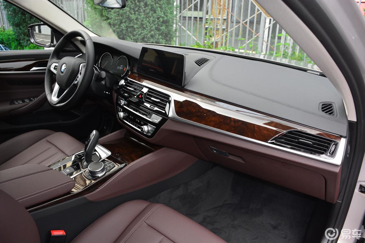 【宝马5系2018款525li 豪华设计套装内饰全景副驾驶员方向汽车图片