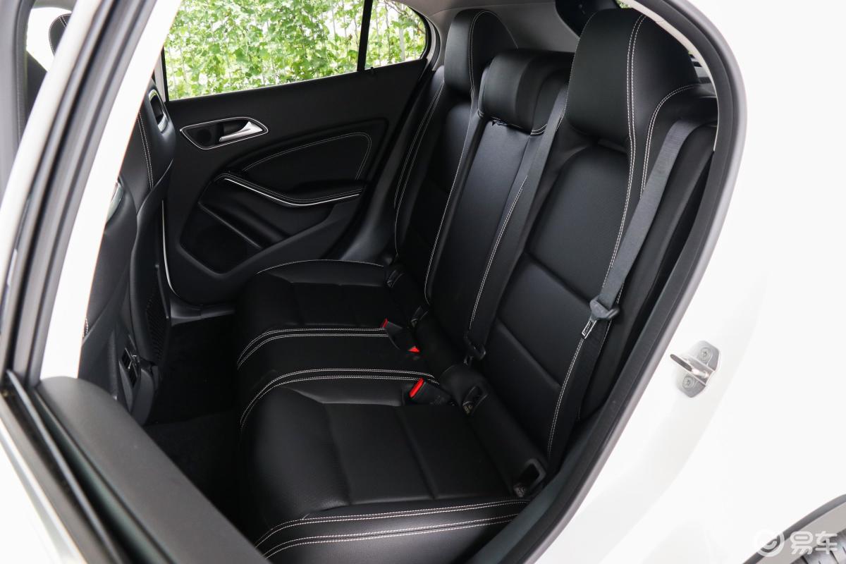 【奔驰gla2018款gla 200 动感版后排座椅汽车图片-汽车图片大全】