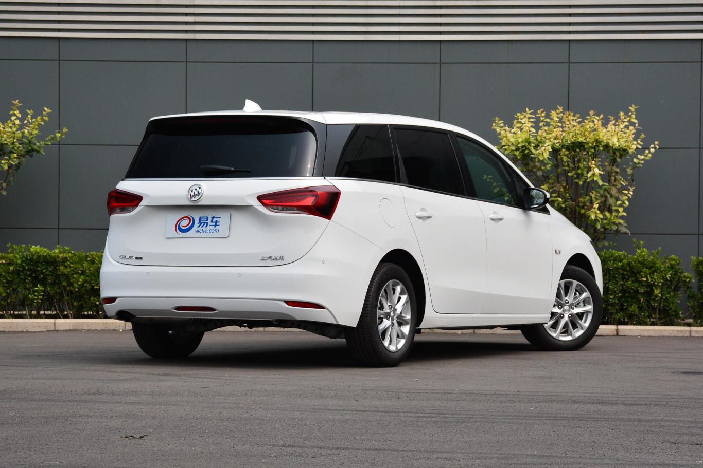 别克gl618t 豪华版 5座侧后45度车头向右水平