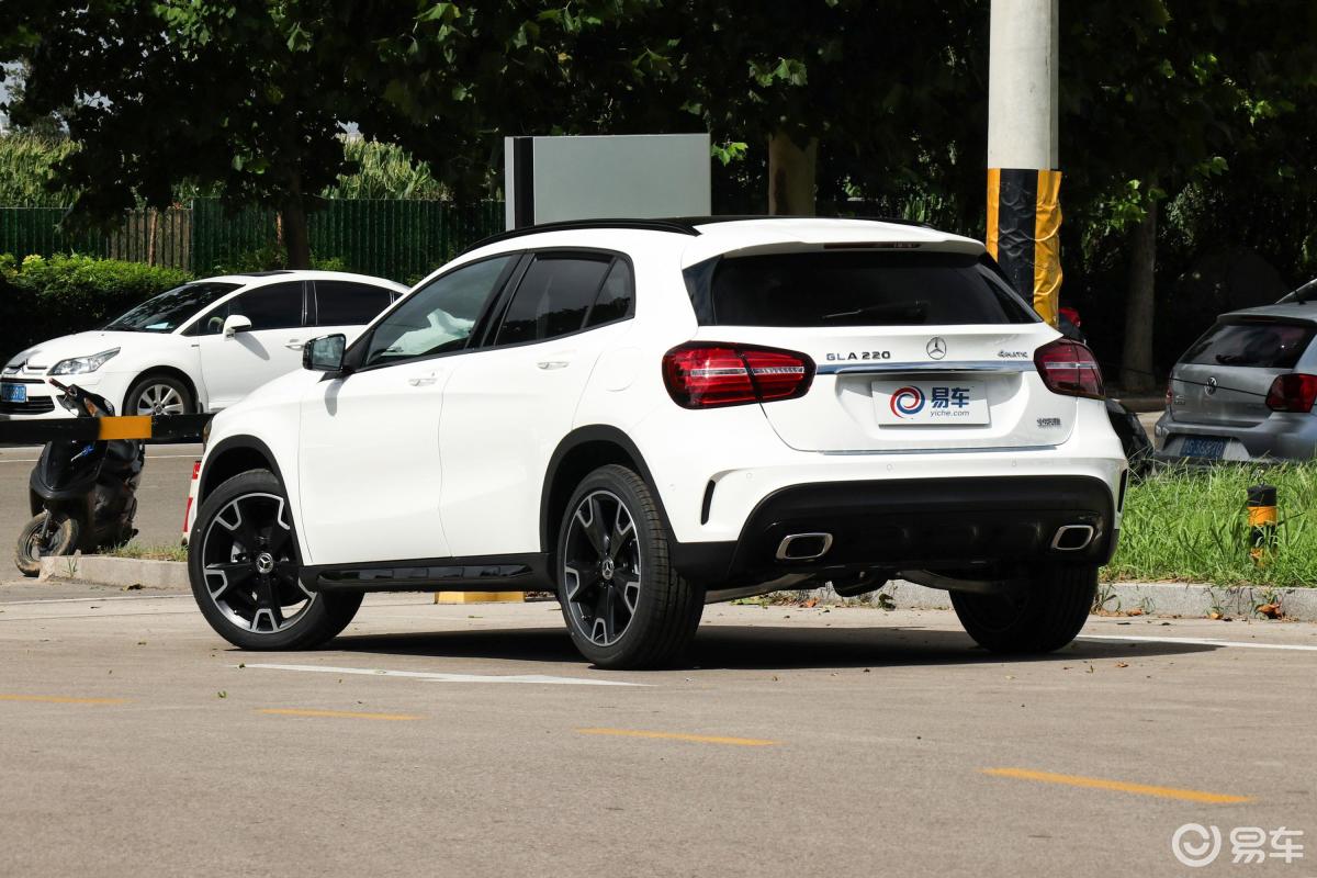 【奔驰gla2018款gla 220 4matic 运动版侧后45度车头向左水平汽车图片