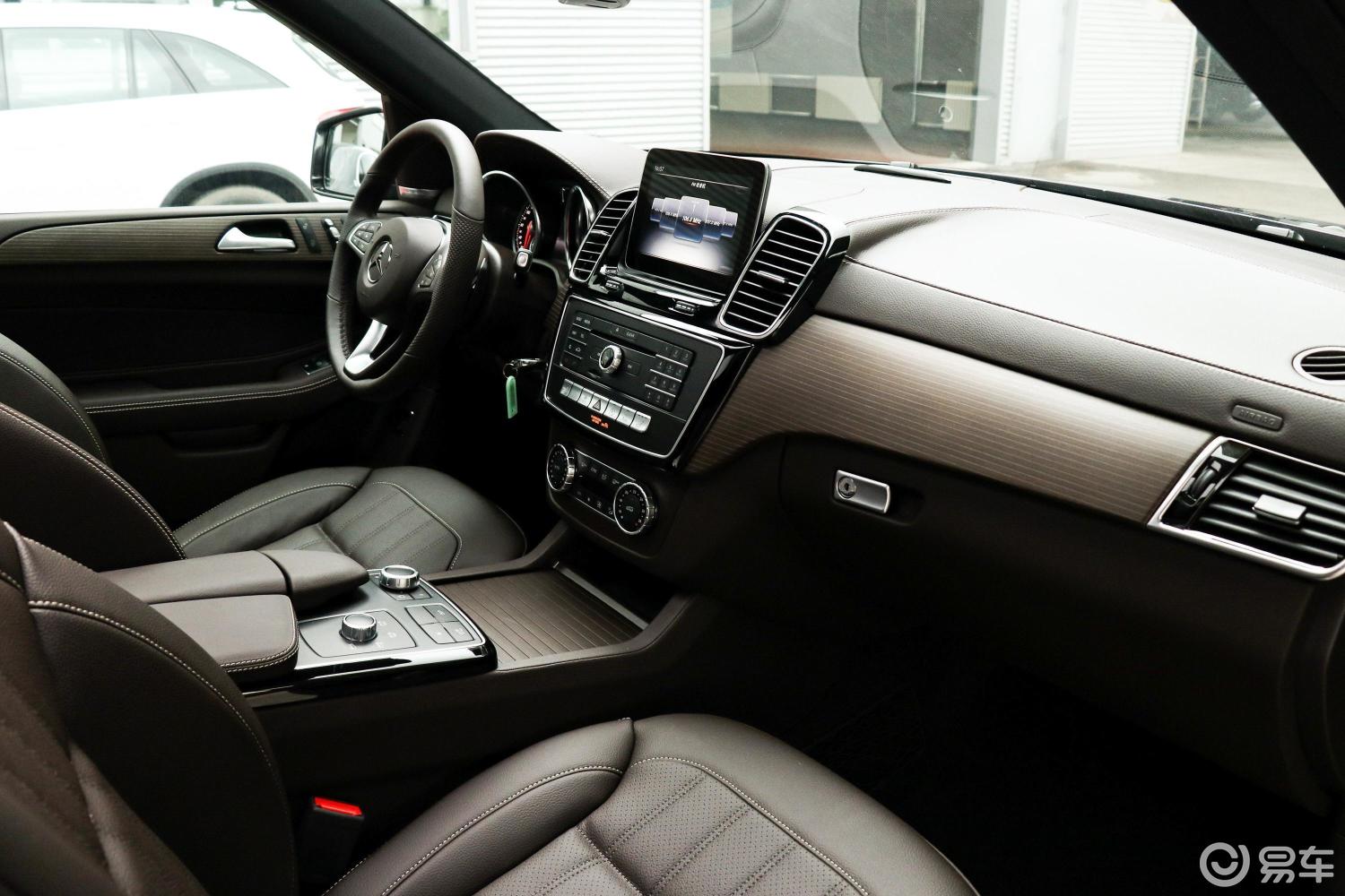 【奔驰gle2018款gle 400 4matic 臻藏版内饰全景副驾驶员方向汽车图片
