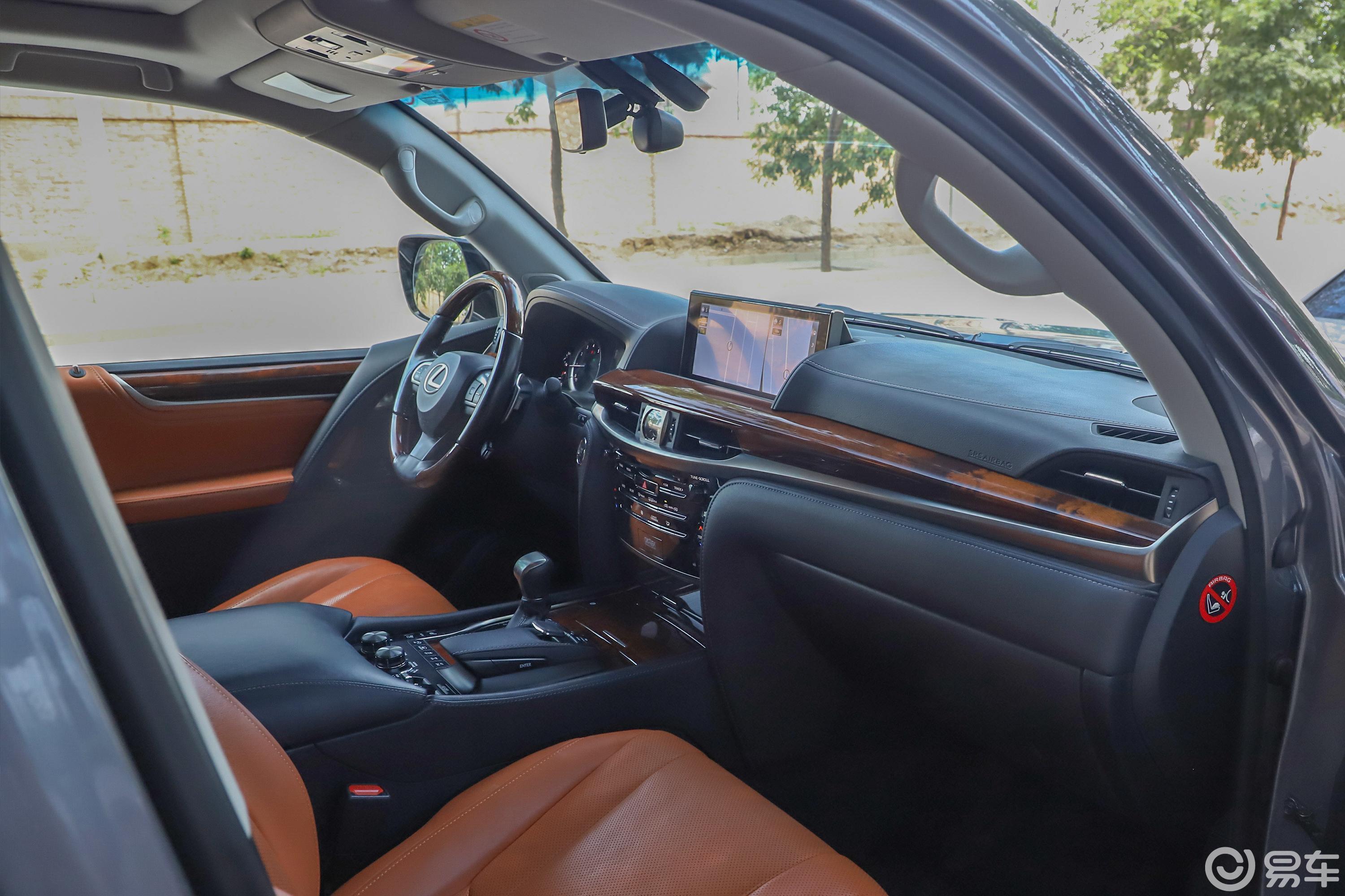 【雷克萨斯lx2019款570 动感豪华版内饰全景副驾驶员方向汽车图片