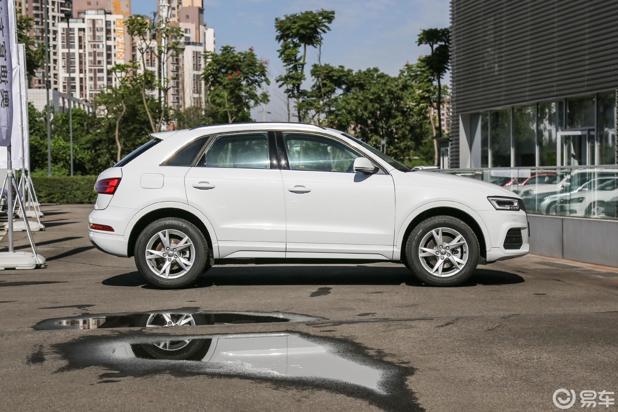 【奥迪q32018款30周年纪念版 30 tfsi 时尚版侧前45度车头向右水平