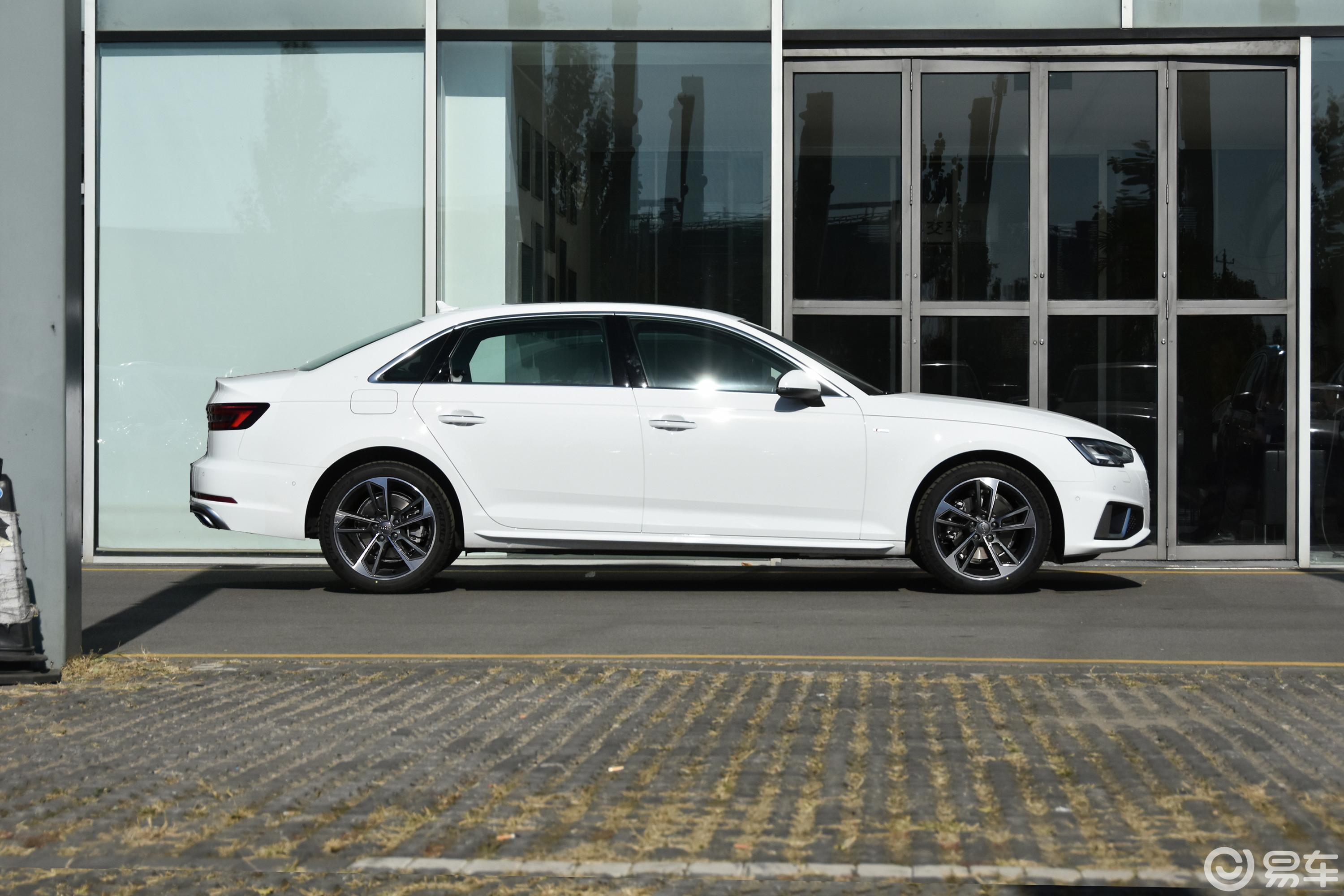 【奥迪a4l2019款40 tfsi 时尚版 国v侧前45度车头向右水平汽车图片