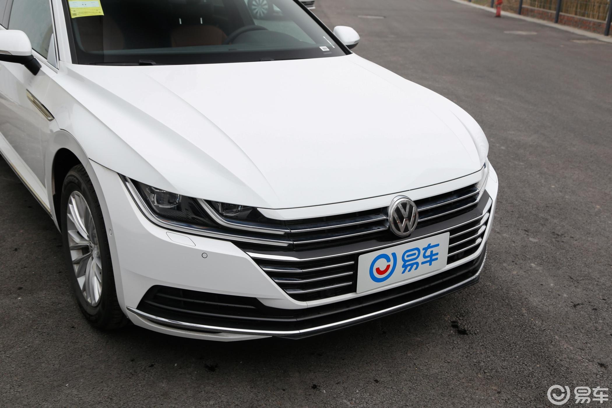 【一汽-大众cc2019款380tsi 双离合 魅颜版 国v前格栅侧俯拍汽车图片