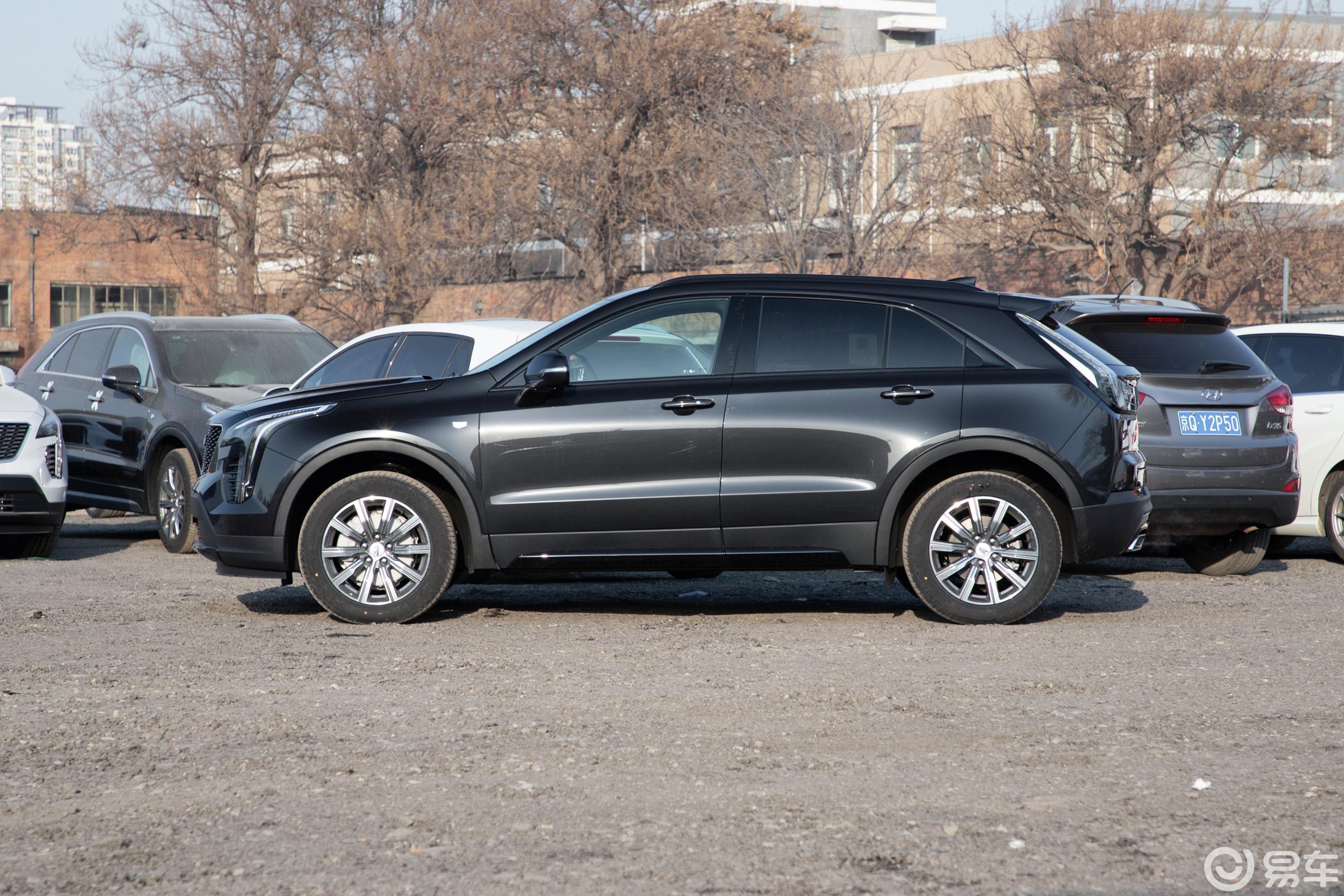 【凯迪拉克xt42018款28t 两驱 豪华运动版侧前45度车头向右水平汽车