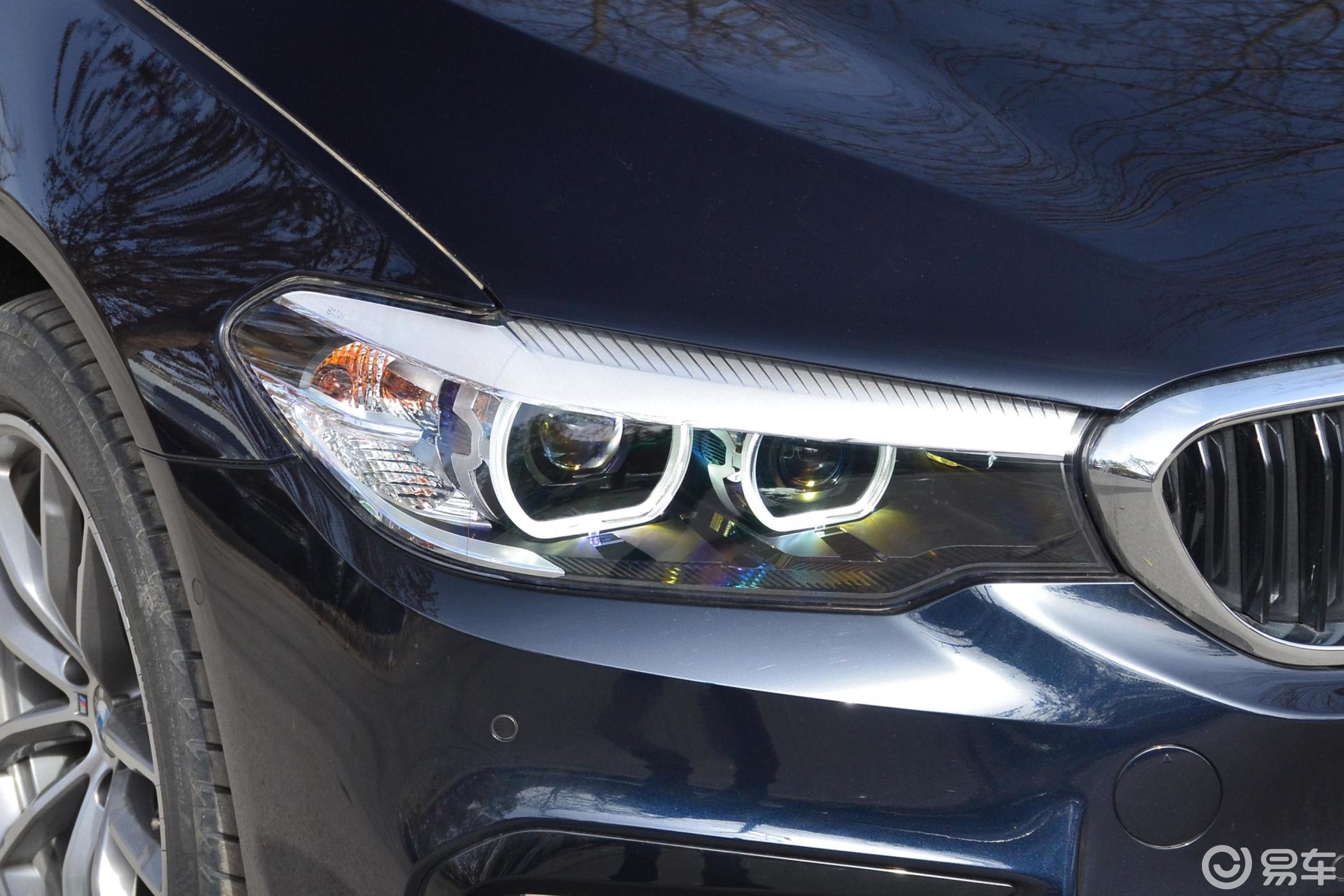 【宝马5系2019款525li m运动套装大灯侧45度俯拍汽车图片-汽车图片