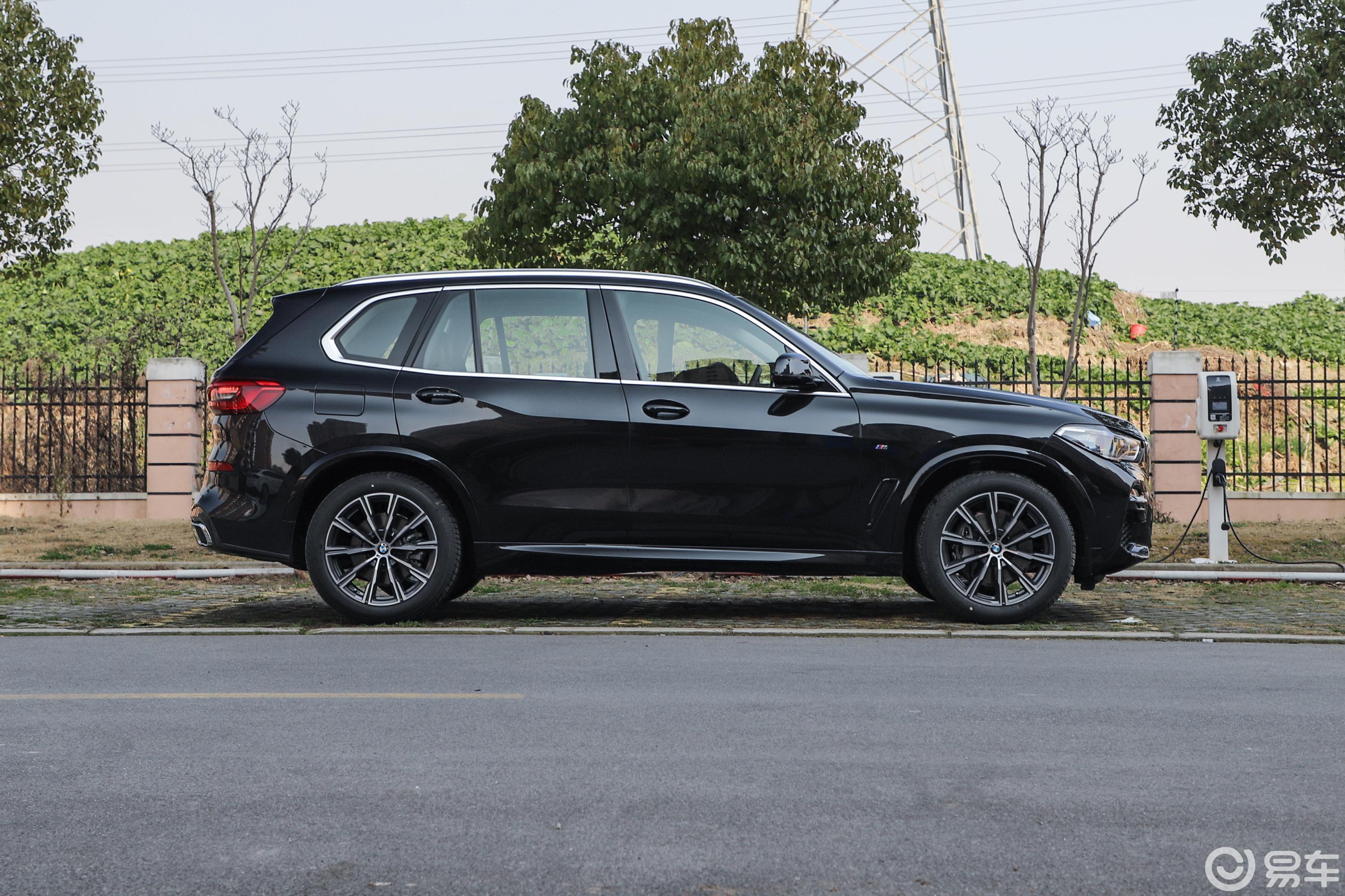 【宝马x52019款xdrive40i m运动套装侧前45度车头向右水平汽车图片