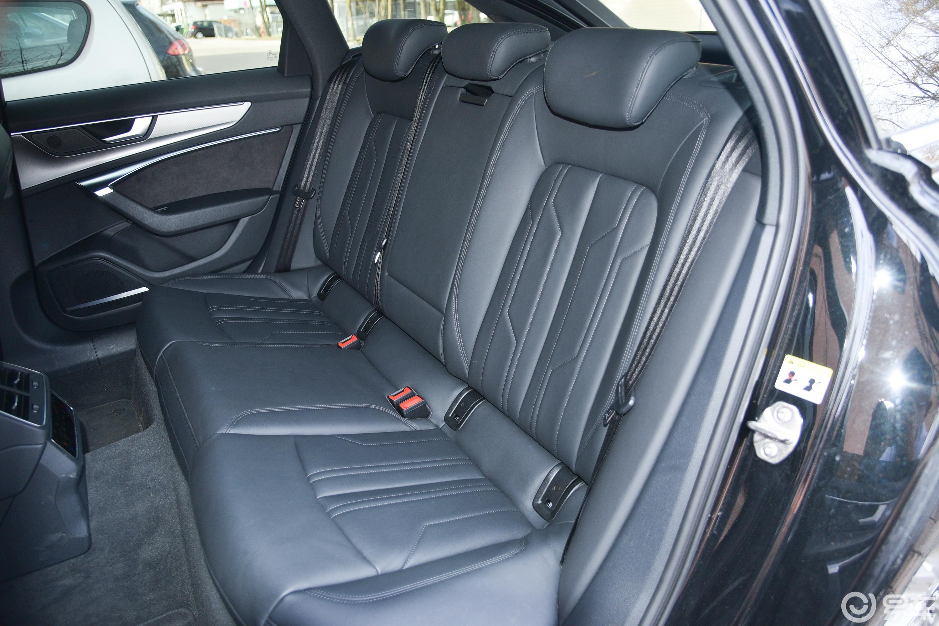 【奥迪a62019款奥迪a6 avant 50 tdi quattro 海外版后排座椅汽车图片