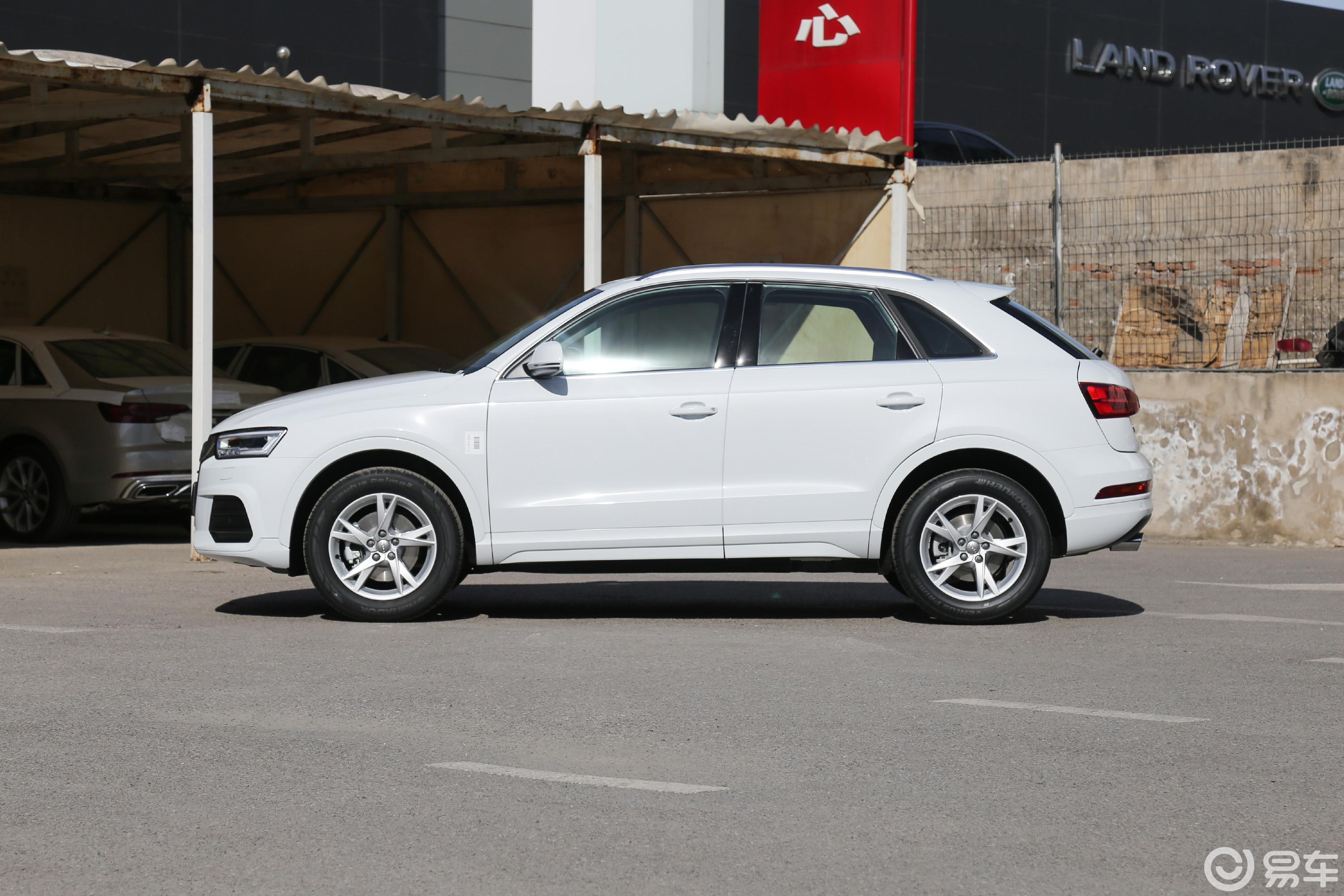 【奥迪q32018款30周年纪念版 35 tfsi 时尚版侧后45度车头向右水平