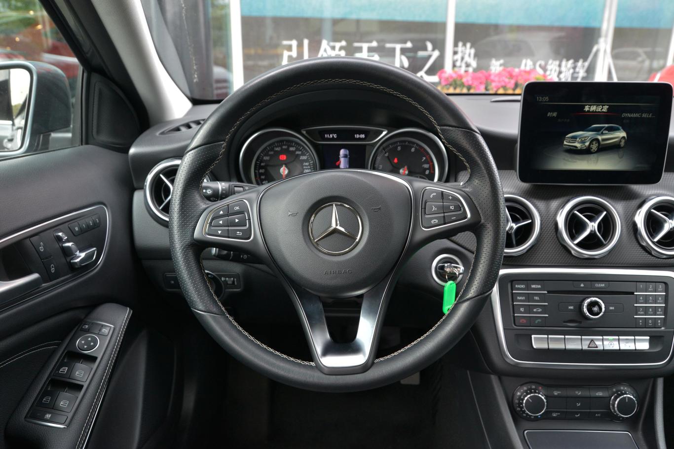 奔驰glagla 200 动感版内饰