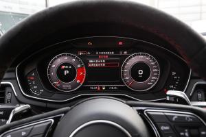 驾驶员方向换挡杆方向盘仪表盘中控台整体内饰全景正拍2019款 奥迪rs