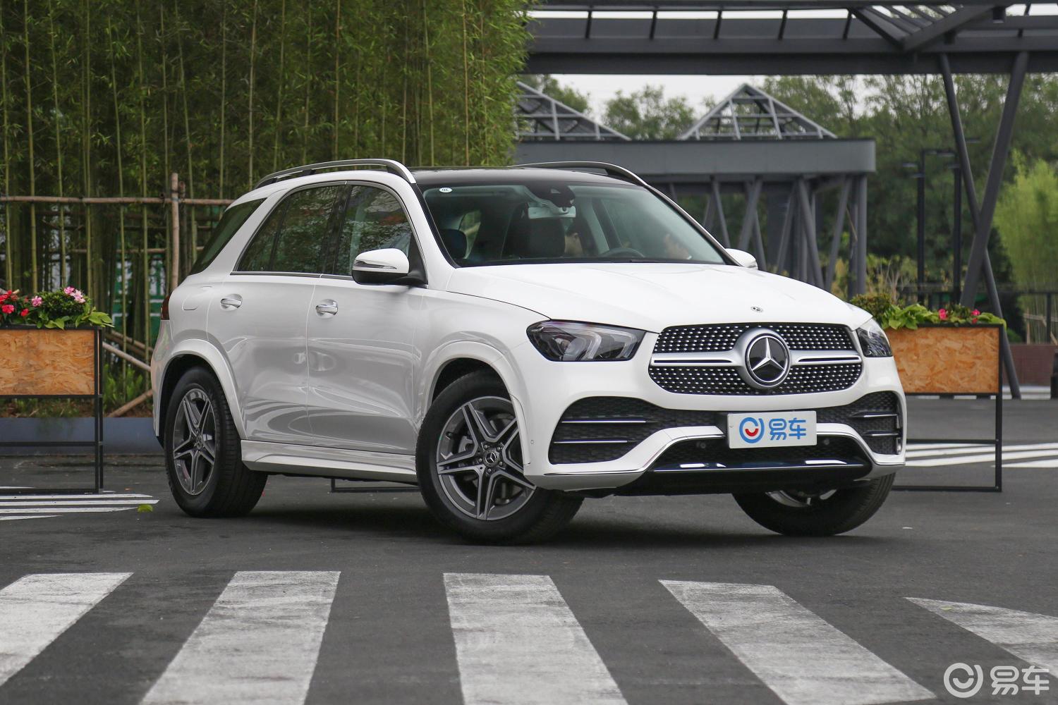 【奔驰gle2020款gle 350 4matic 时尚版侧前45度车头向右水平汽车图片