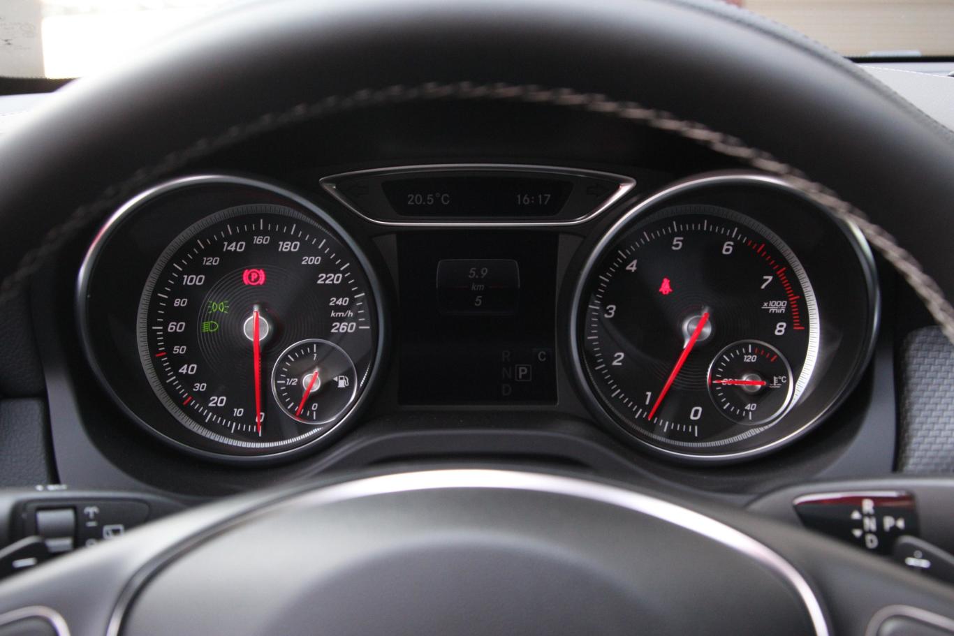 奔驰glagla 220 4matic 运动版仪表盘