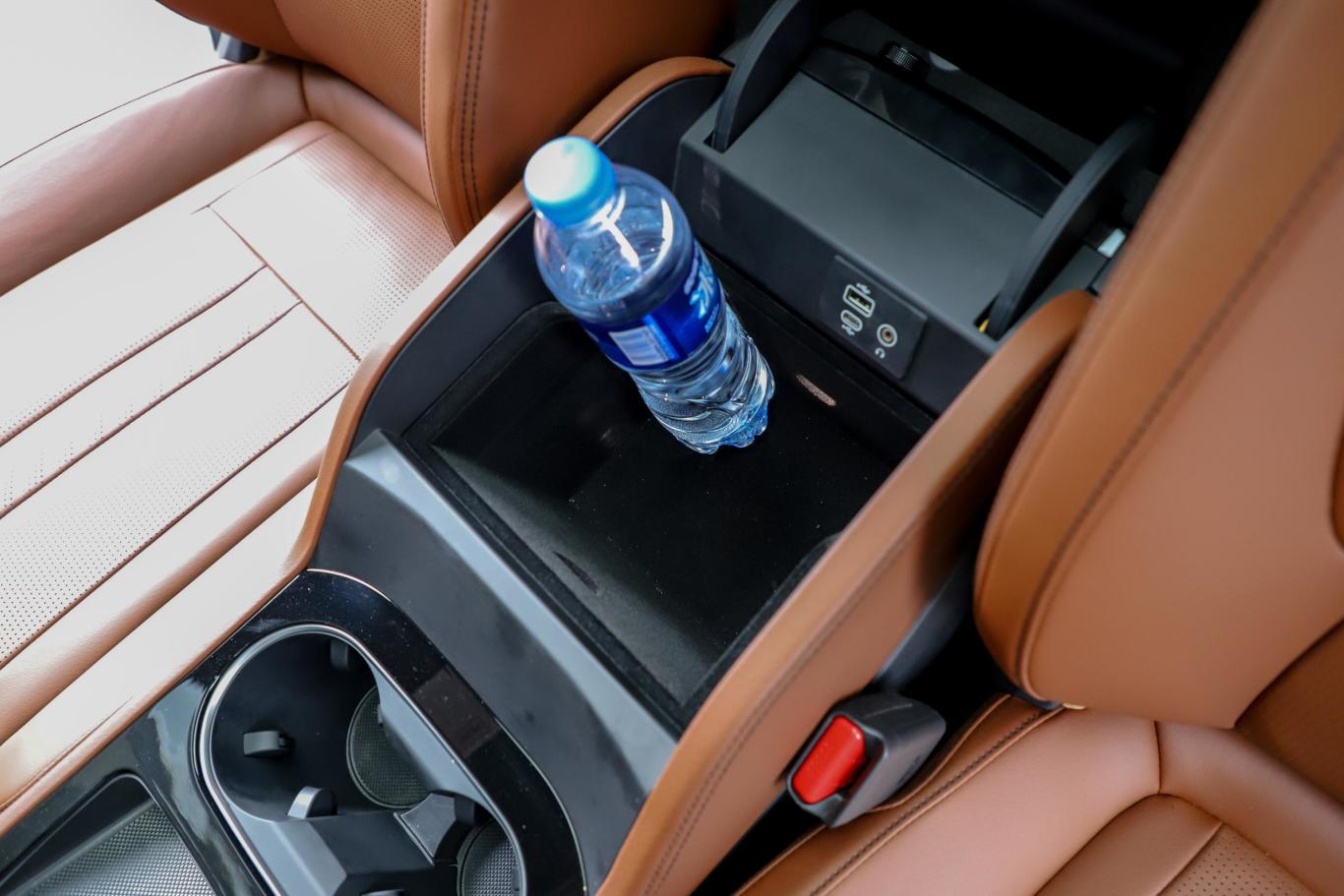 理想one基本版 6座前排扶手箱储物格