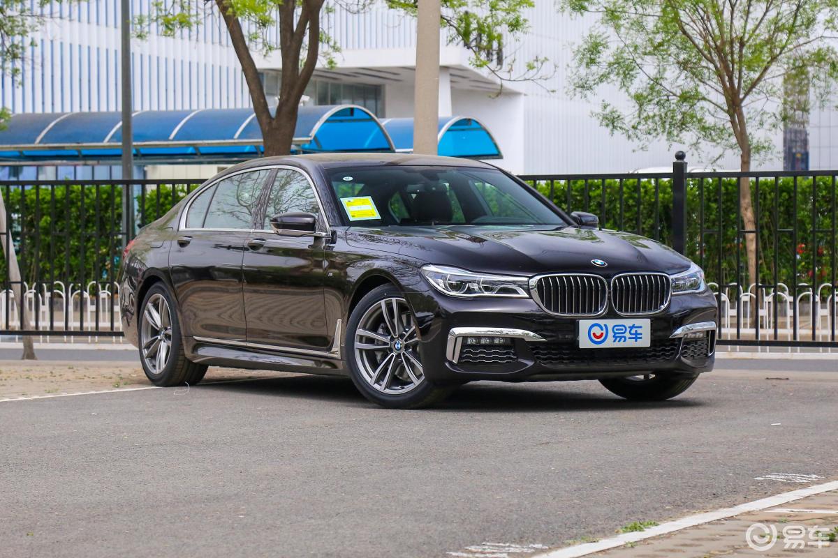 【宝马7系2018款730li 尊享版 m运动套装侧前45度车头向右水平汽车