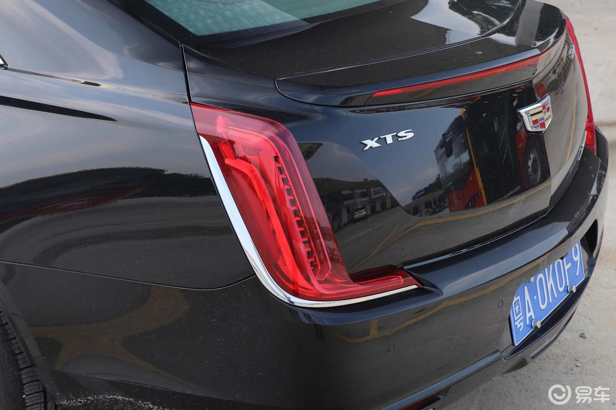 【凯迪拉克xts2018款28t 精英版尾灯侧45度俯拍汽车图片-汽车图片大全