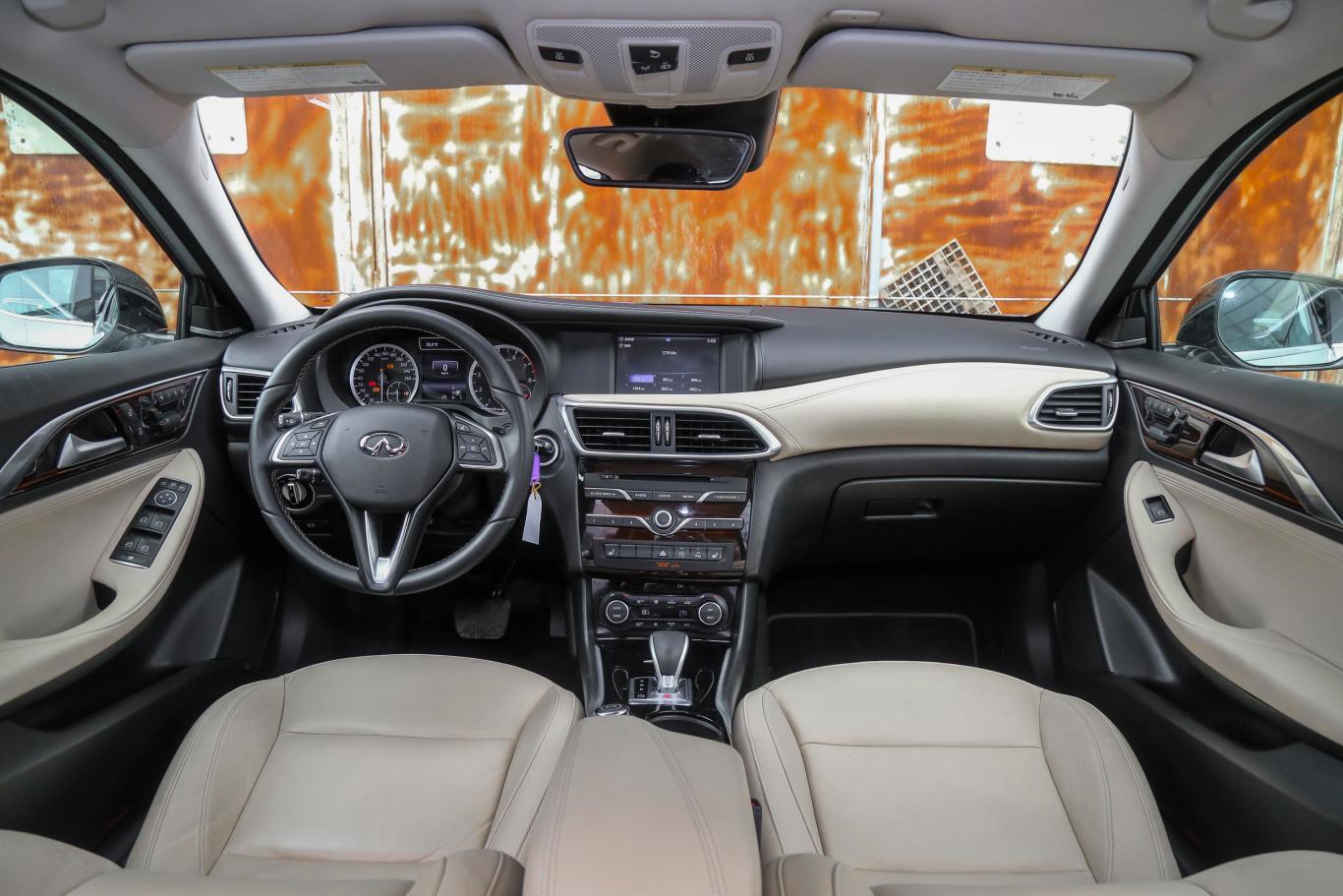 英菲尼迪qx302.0t 双离合 四驱 极限版内饰全景正拍