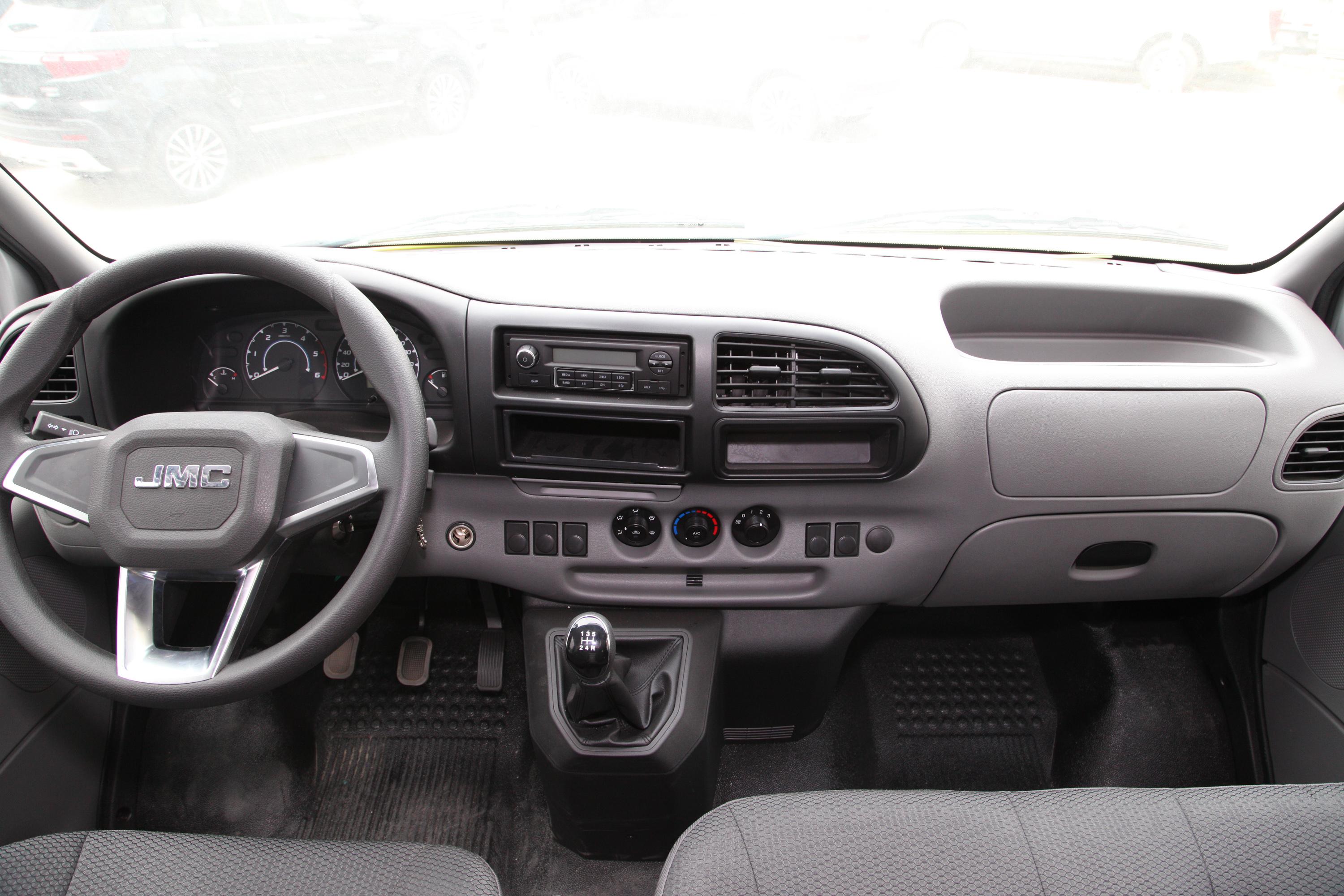 2017款 特顺 短轴中顶 2.8t 手动 商运版 3座 jx493内饰